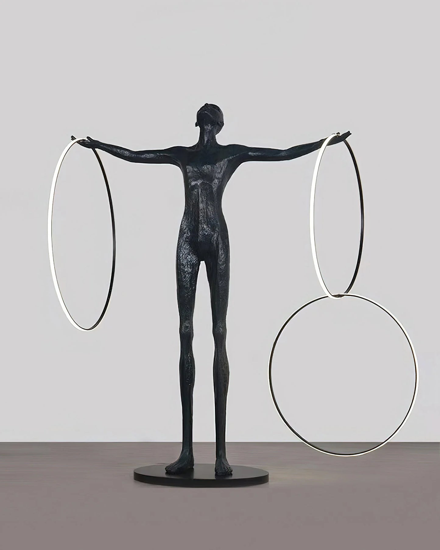 Lámpara de pie con figura de aro de escultura Liva