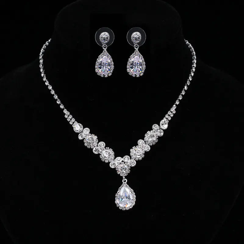 Conjunto de collar y pendientes de circonia de lujo con forma de gota de agua