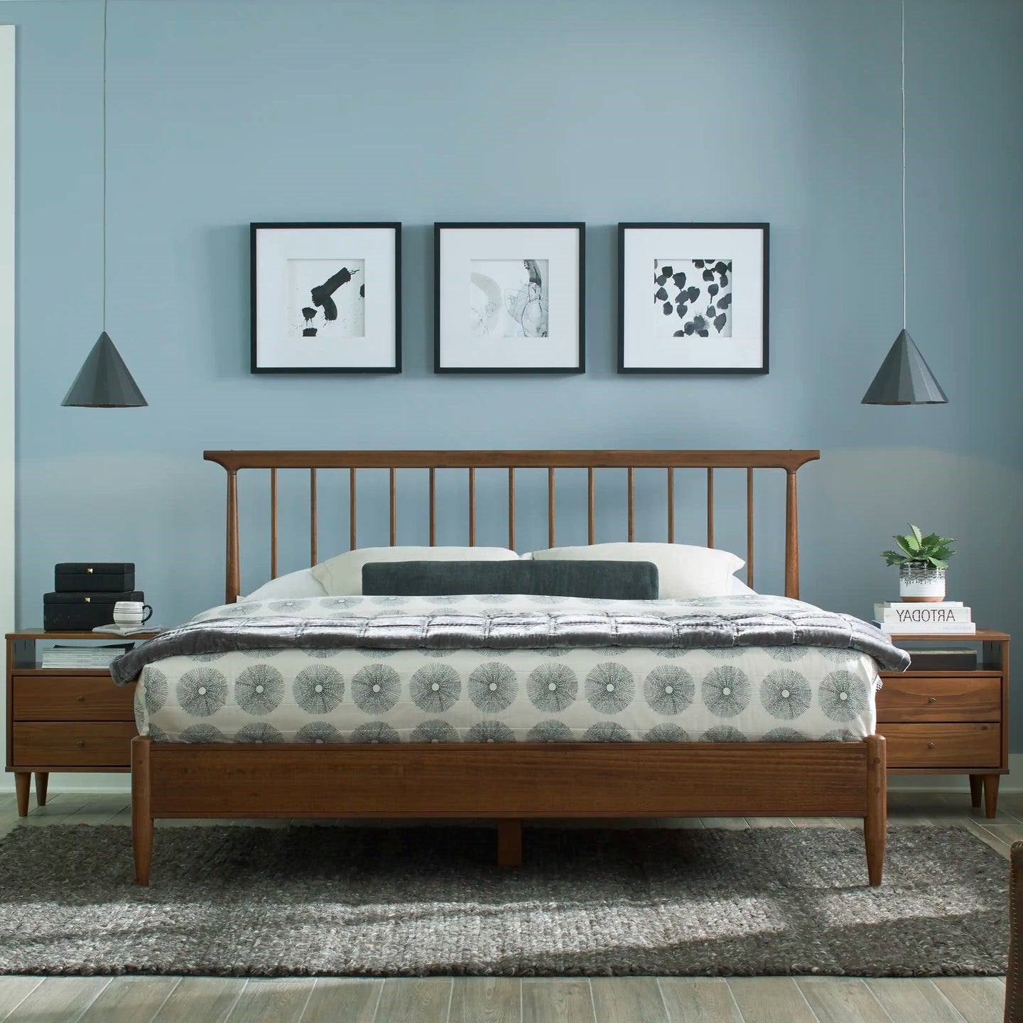 Estructura de cama King Size de plataforma de madera maciza de mediados de siglo con cabecero en nogal