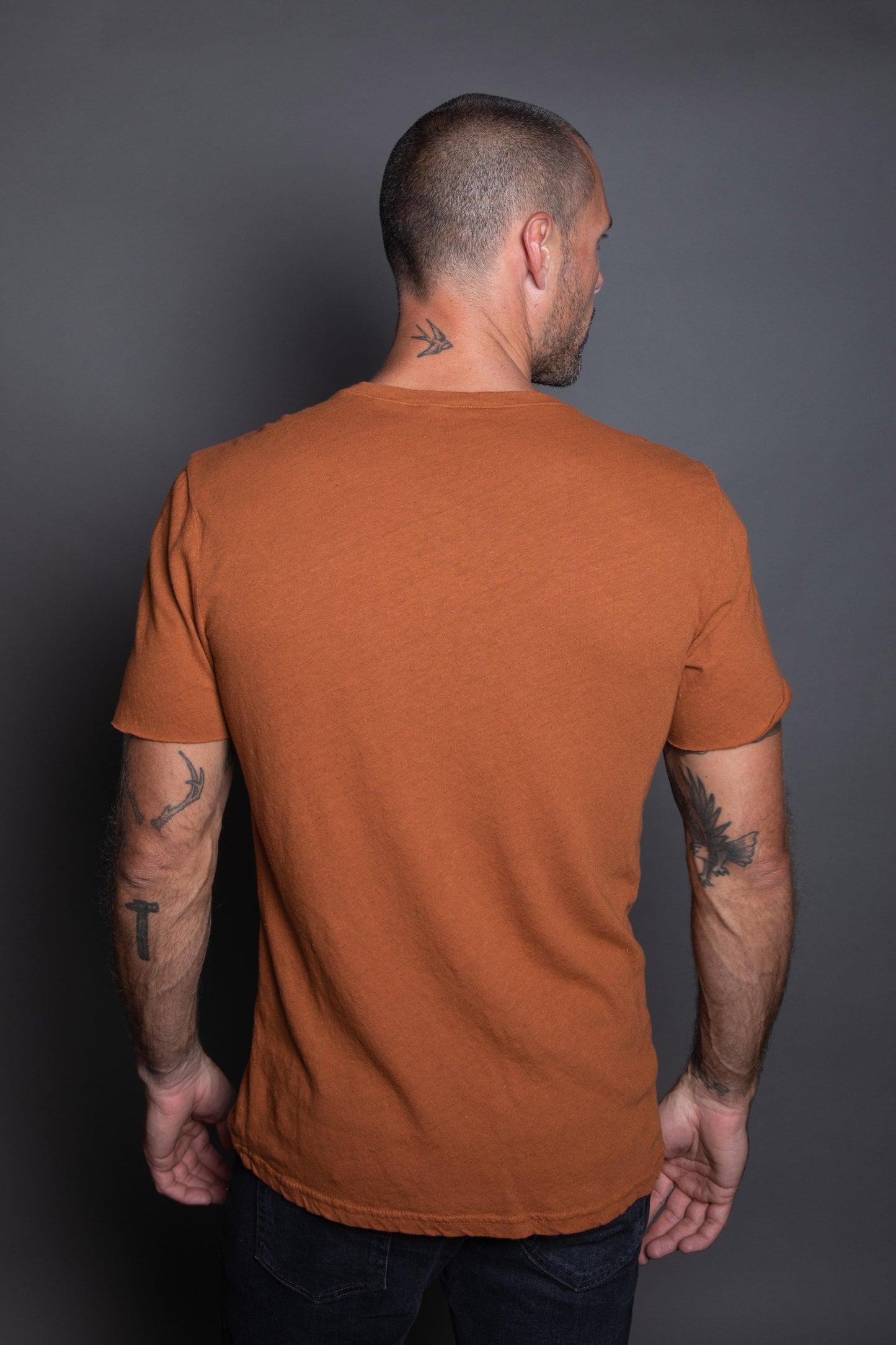 Camiseta Warren de hombre con escote de pico y bolsillo, de lino y algodón