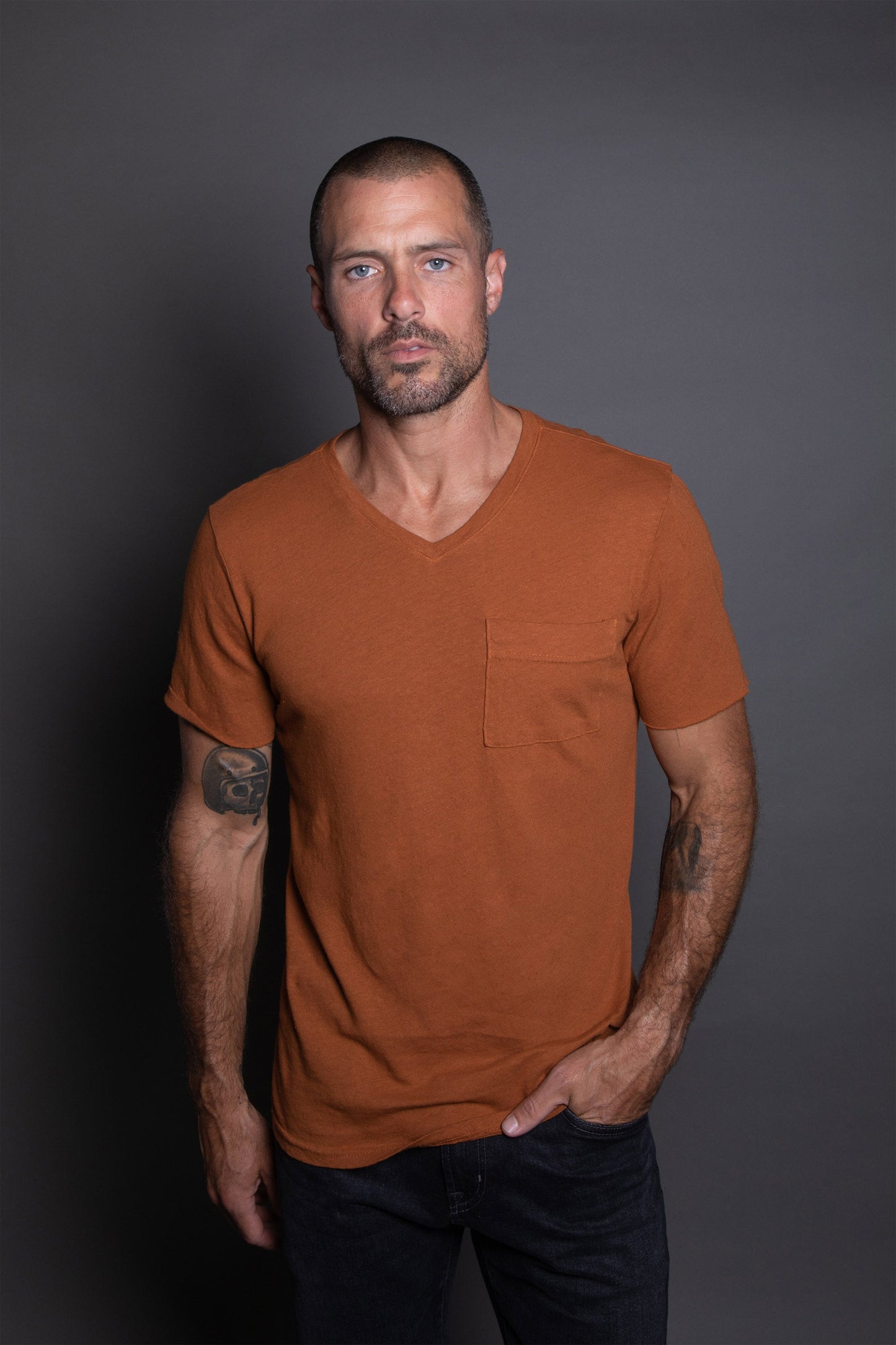 Camiseta Warren de hombre con escote de pico y bolsillo, de lino y algodón