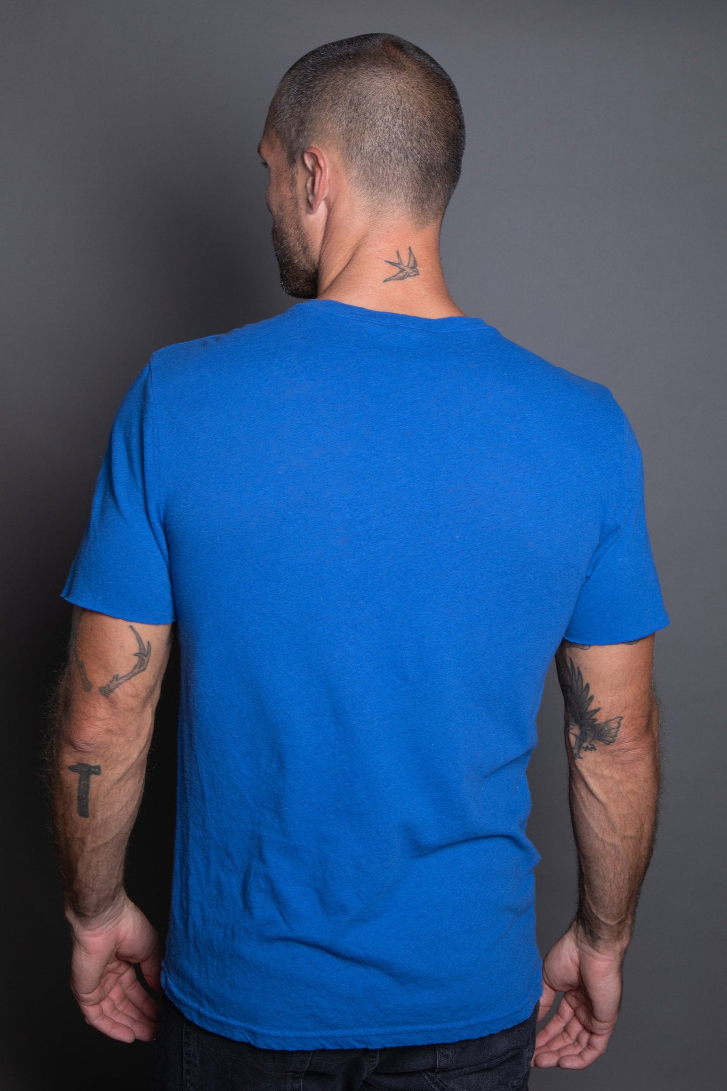 Camiseta Warren de hombre con escote de pico y bolsillo, de lino y algodón