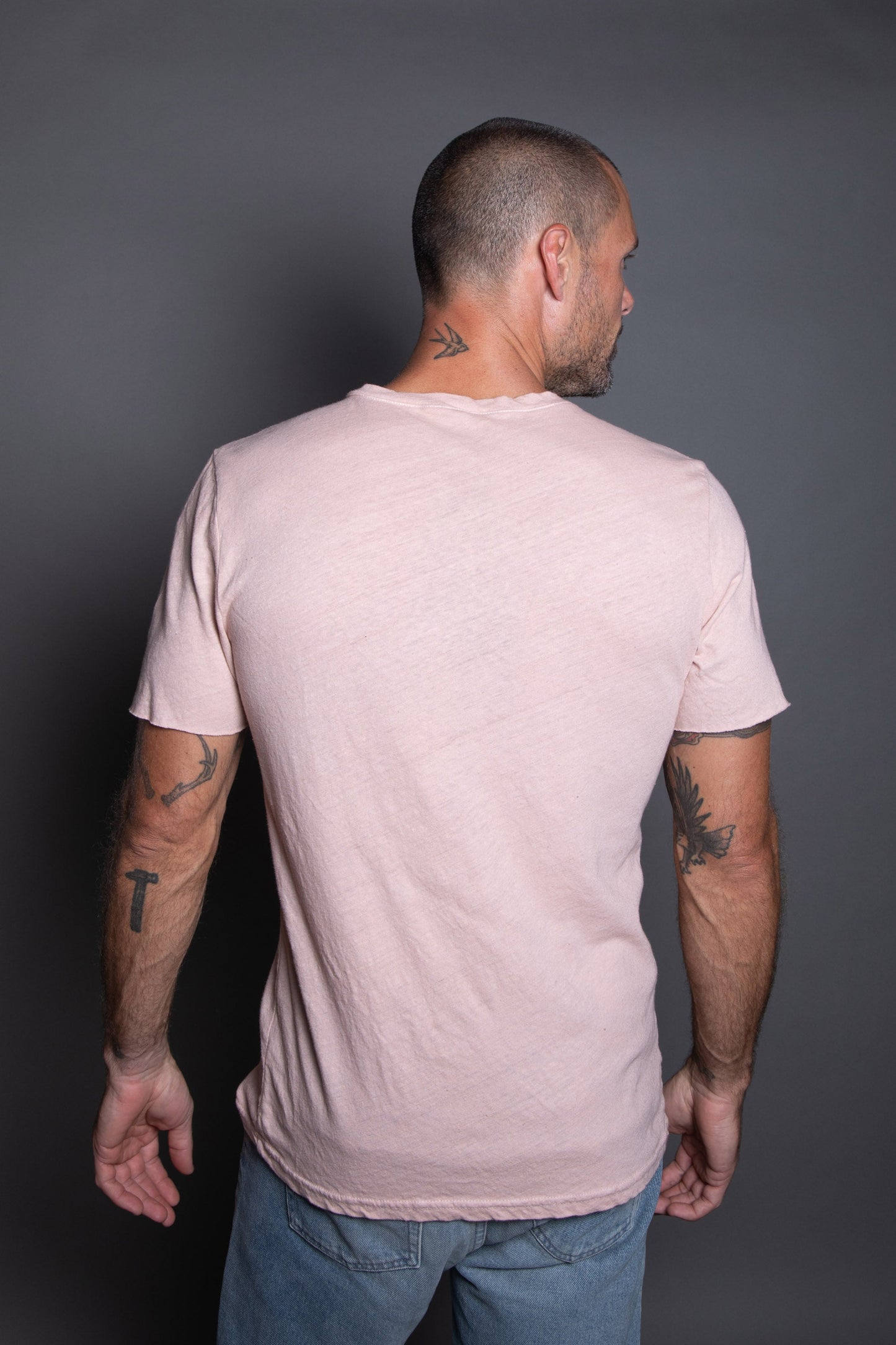 Camiseta Warren de hombre con escote de pico y bolsillo, de lino y algodón
