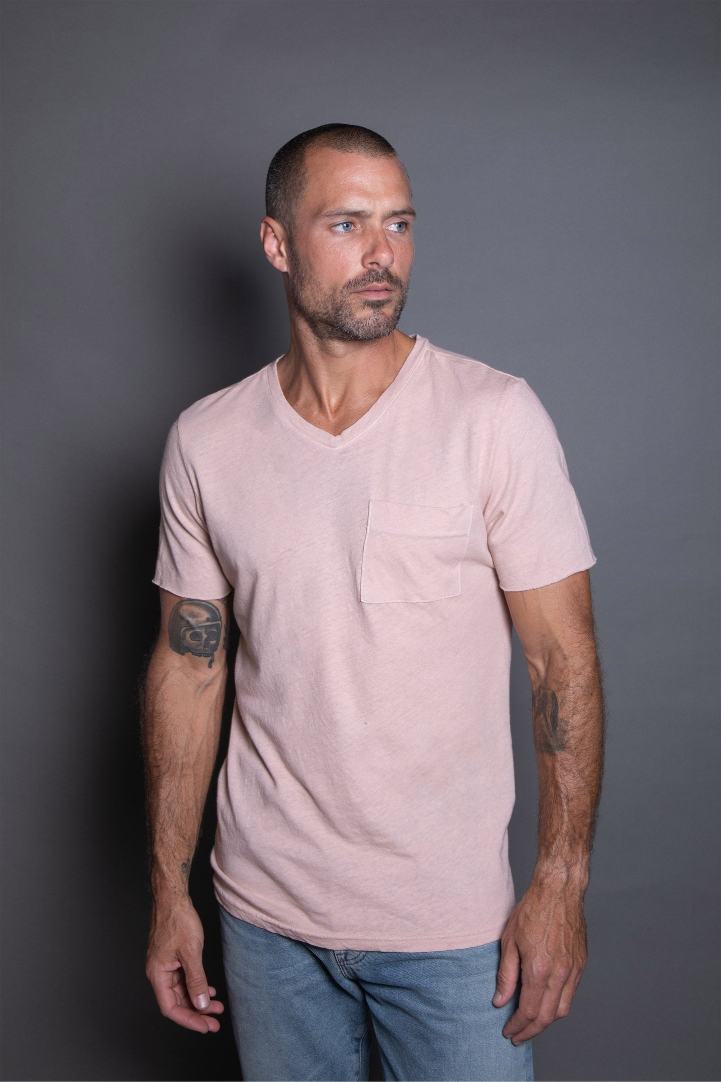 Camiseta Warren de hombre con escote de pico y bolsillo, de lino y algodón