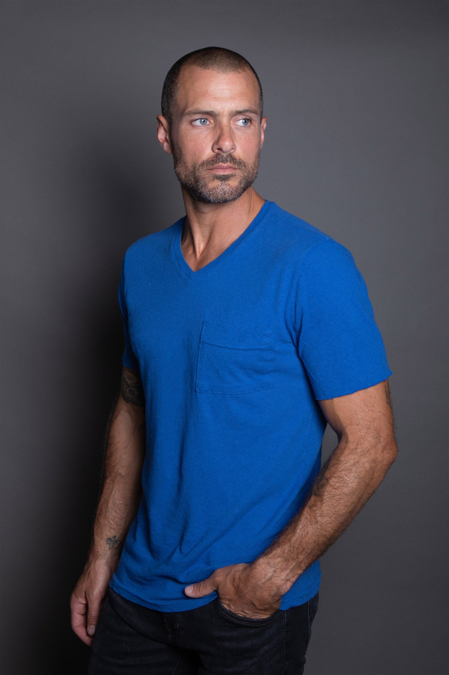 Camiseta Warren de hombre con escote de pico y bolsillo, de lino y algodón