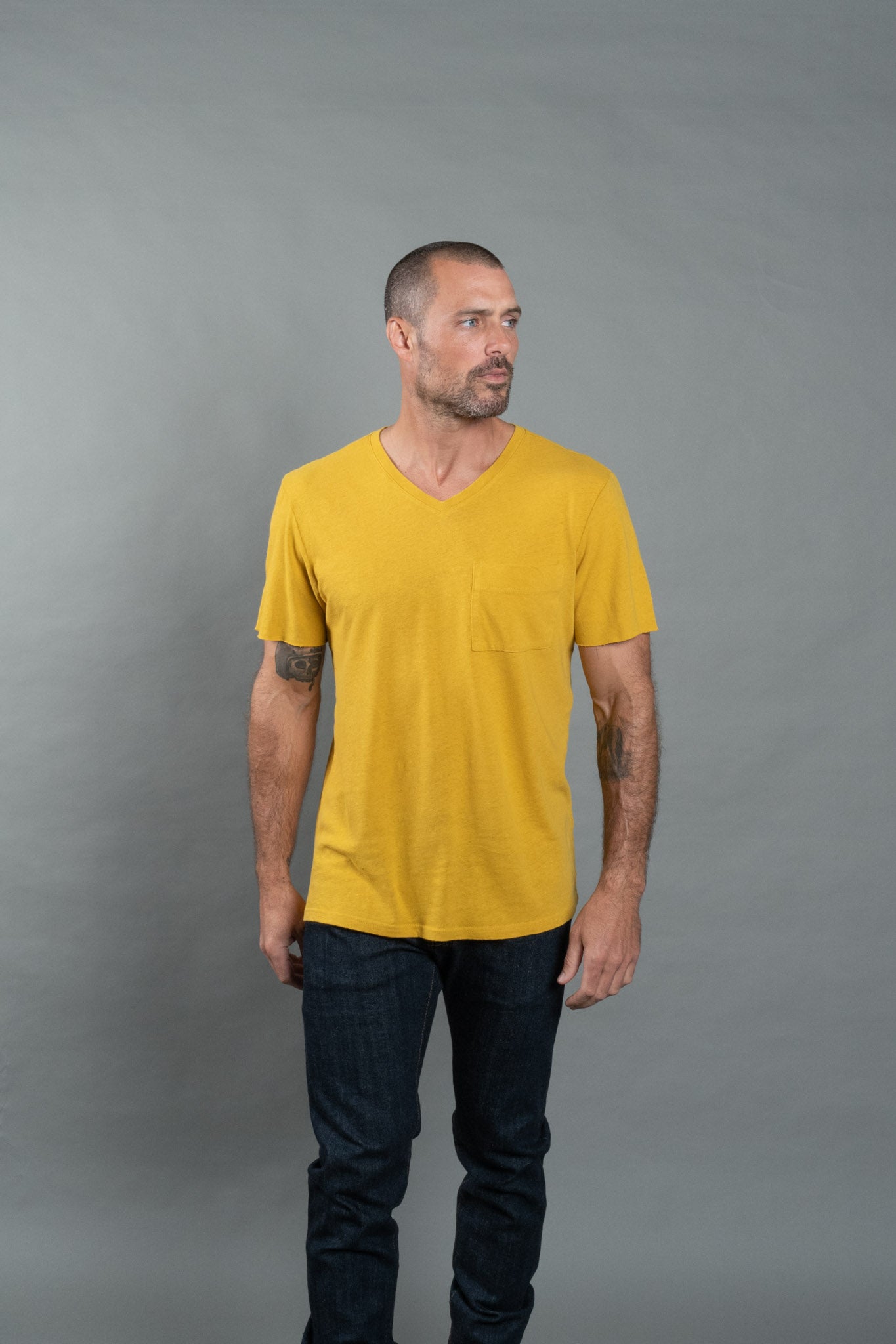 Camiseta Warren de hombre con escote de pico y bolsillo, de lino y algodón