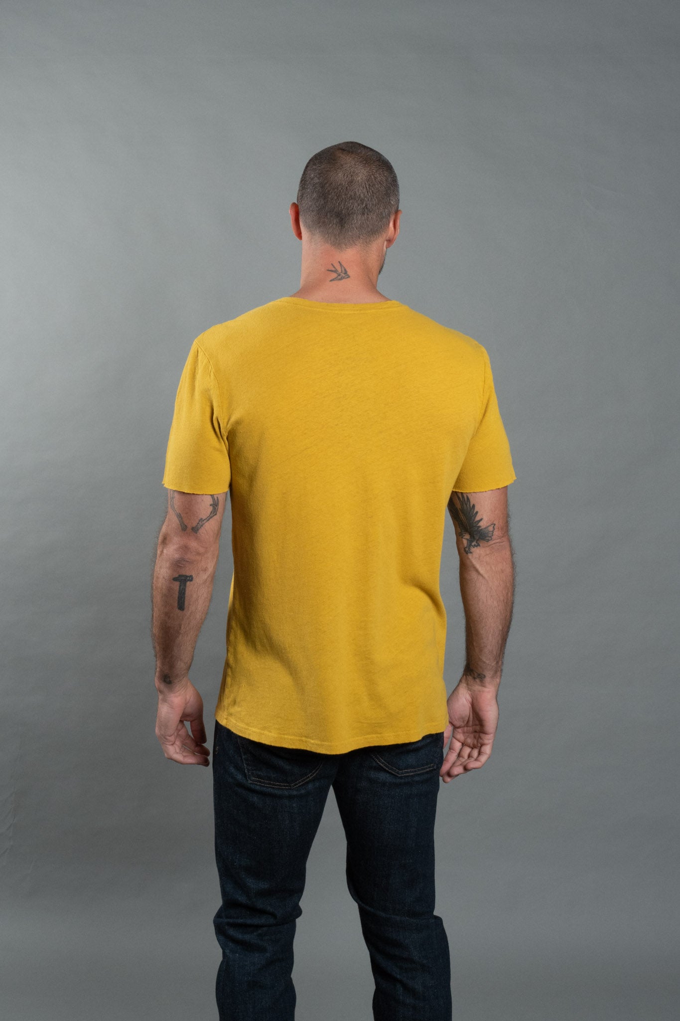 Camiseta Warren de hombre con escote de pico y bolsillo, de lino y algodón