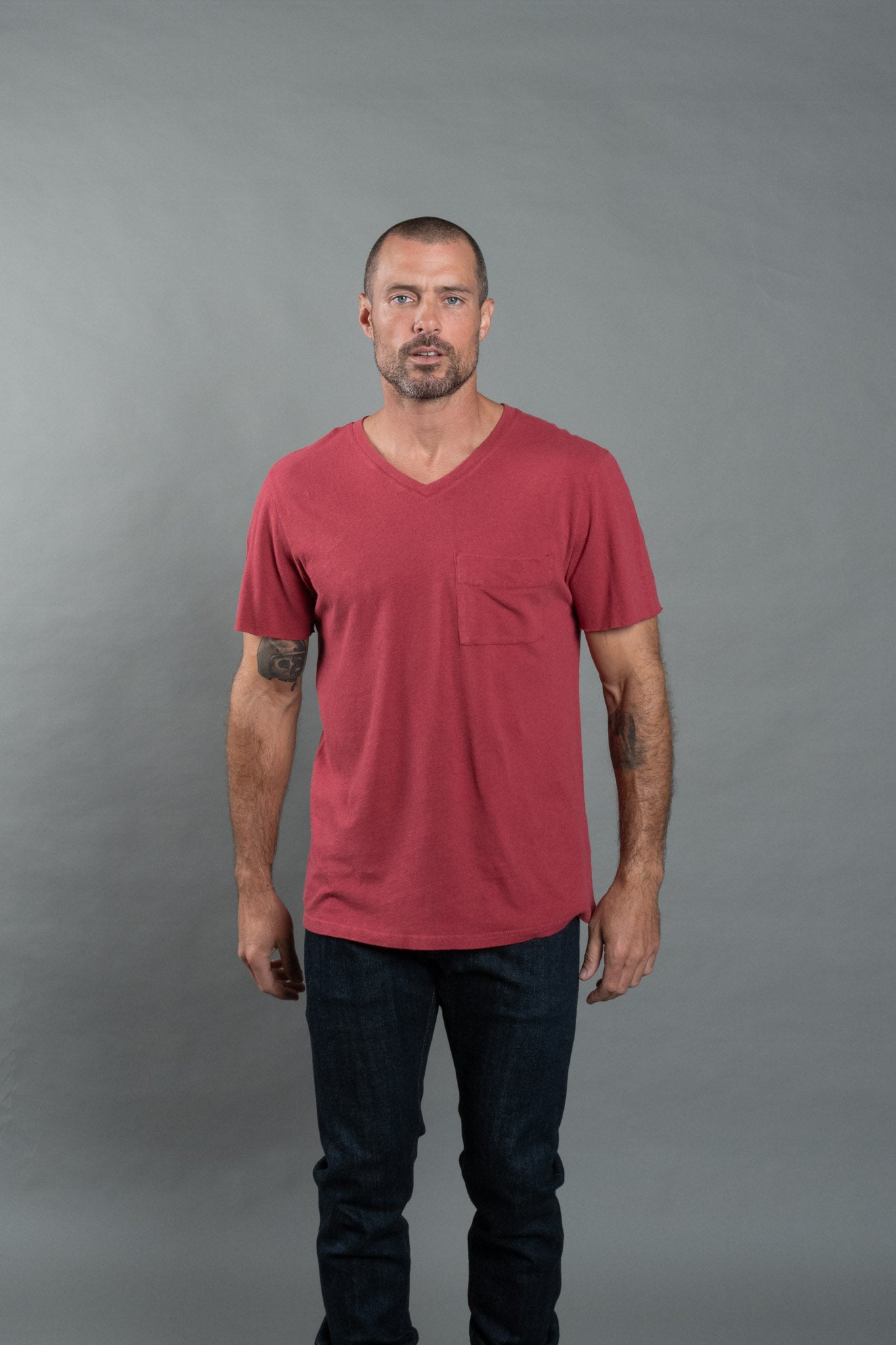 Camiseta Warren de hombre con escote de pico y bolsillo, de lino y algodón