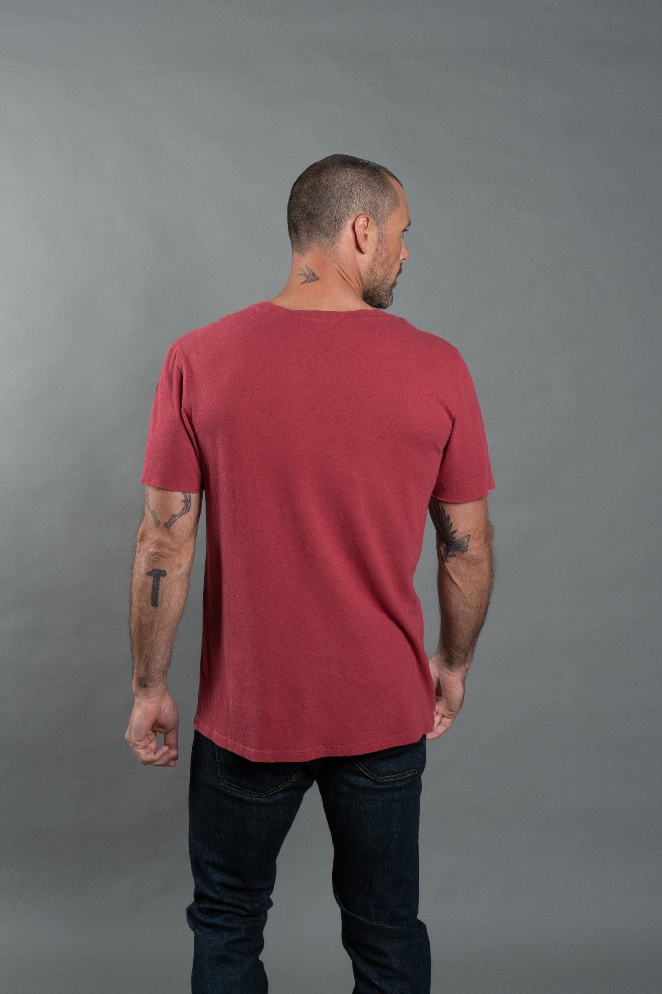 Camiseta Warren de hombre con escote de pico y bolsillo, de lino y algodón