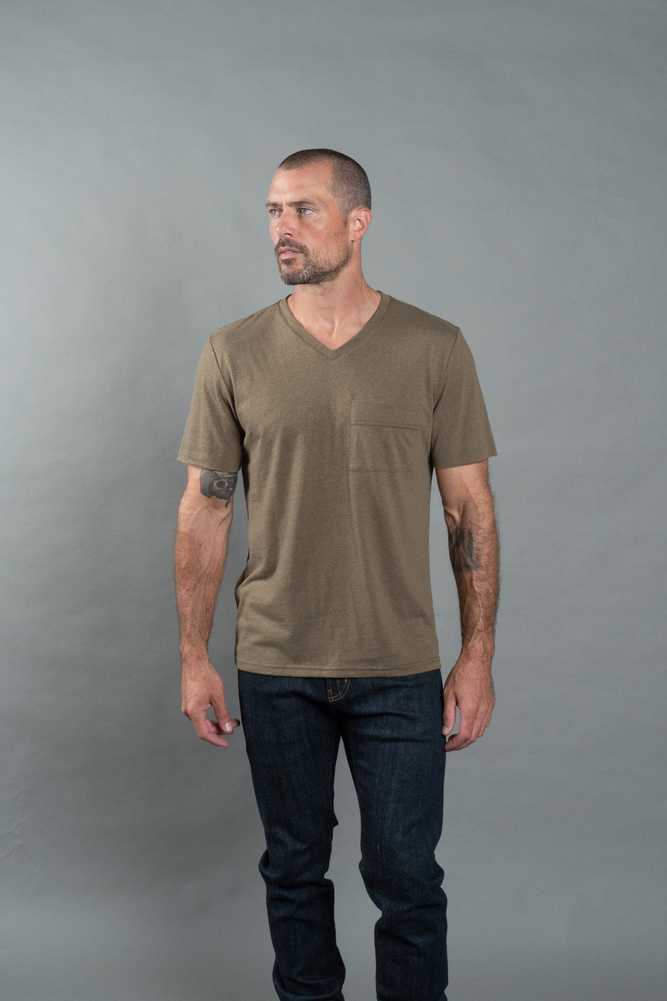Camiseta Warren de hombre con escote de pico y bolsillo, de lino y algodón