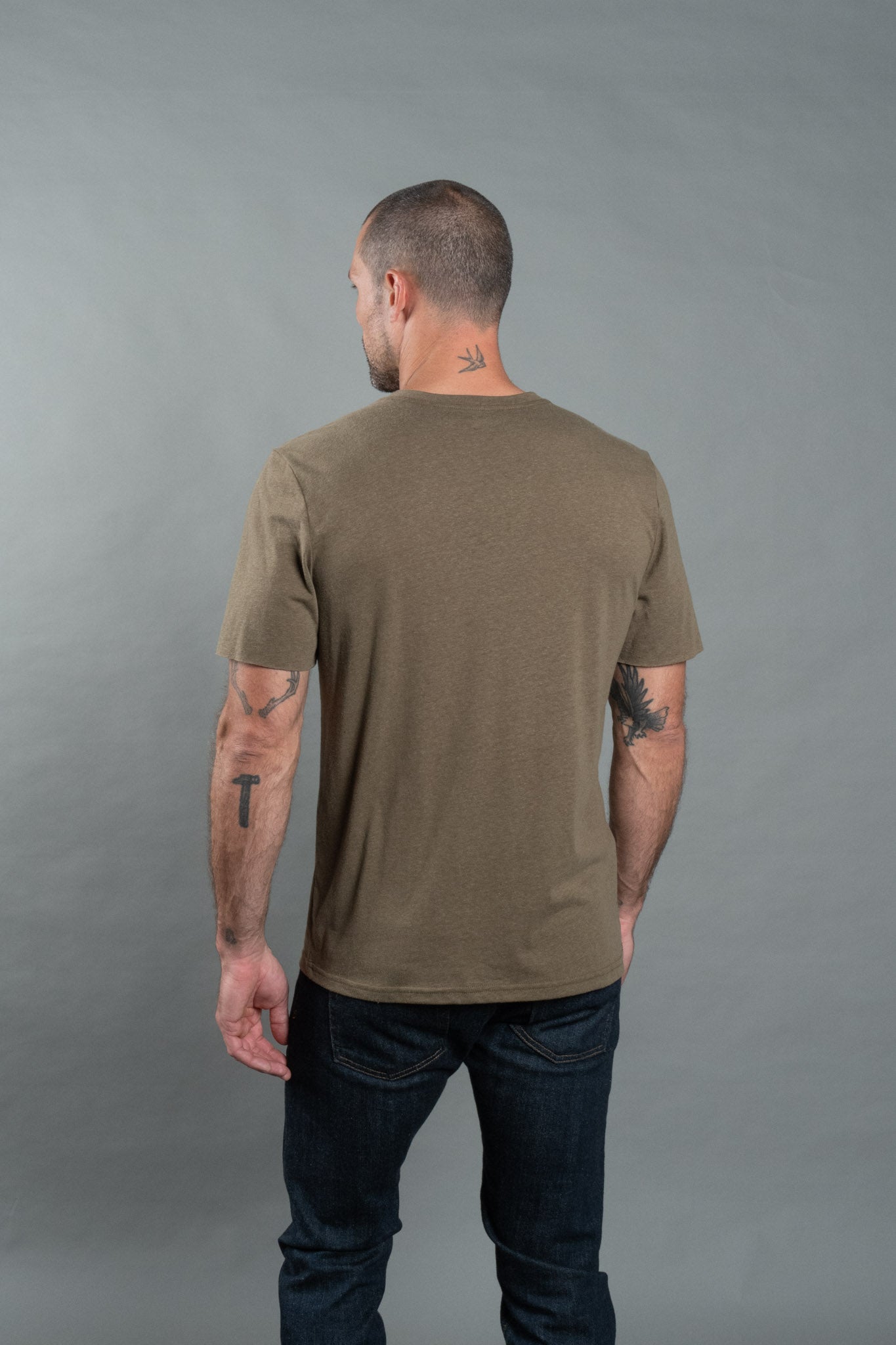 Camiseta Warren de hombre con escote de pico y bolsillo, de lino y algodón