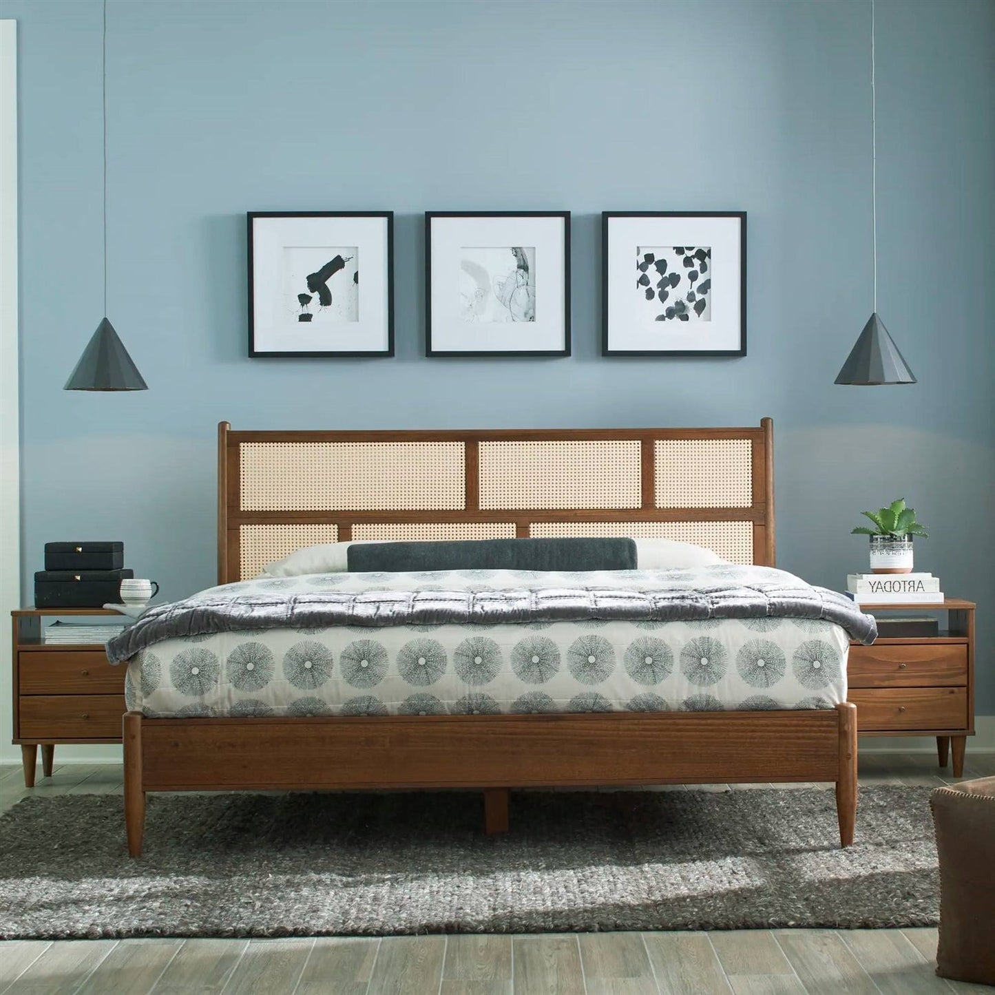 Base de cama de plataforma King Size de madera maciza con cabecero con paneles de rejilla en nogal
