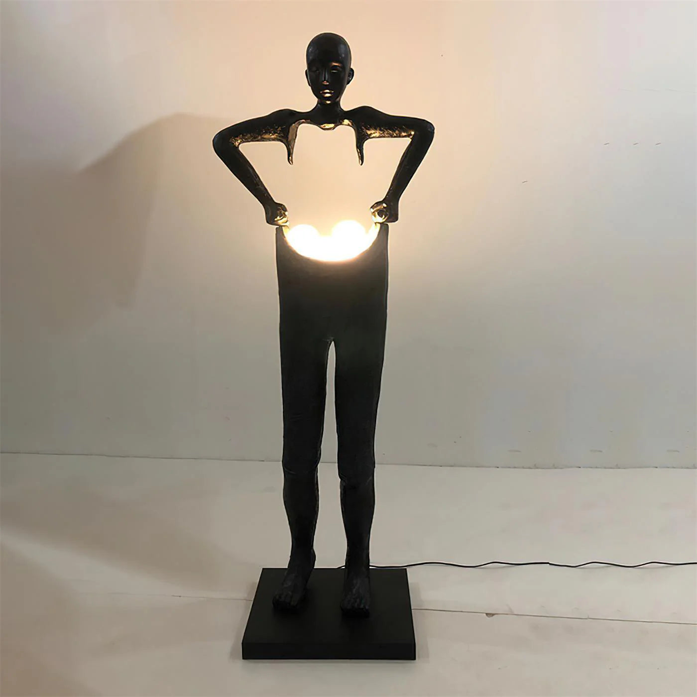 Lámpara de pie de estatua de hombre con pantalones