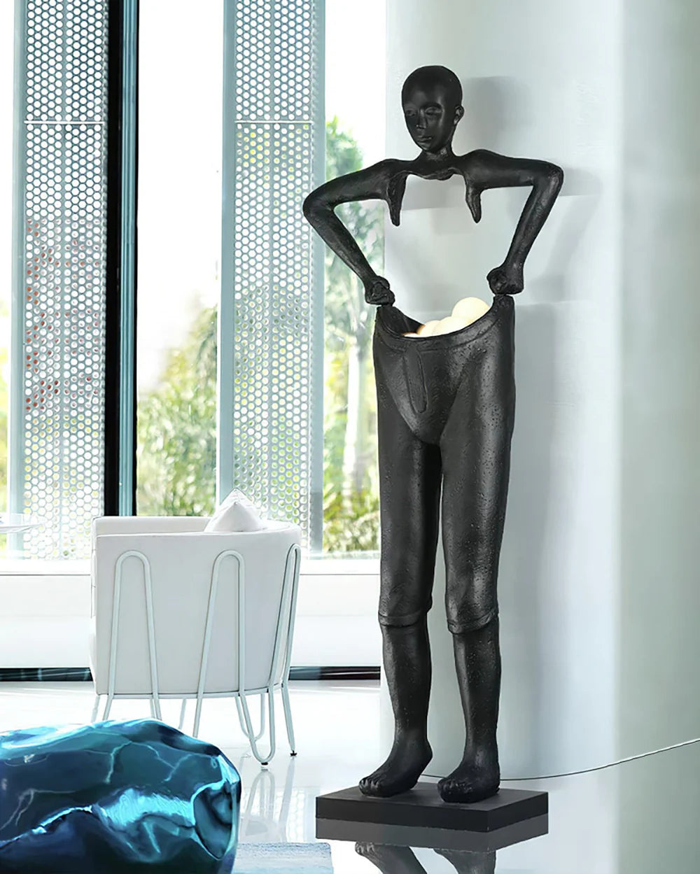 Lámpara de pie de estatua de hombre con pantalones