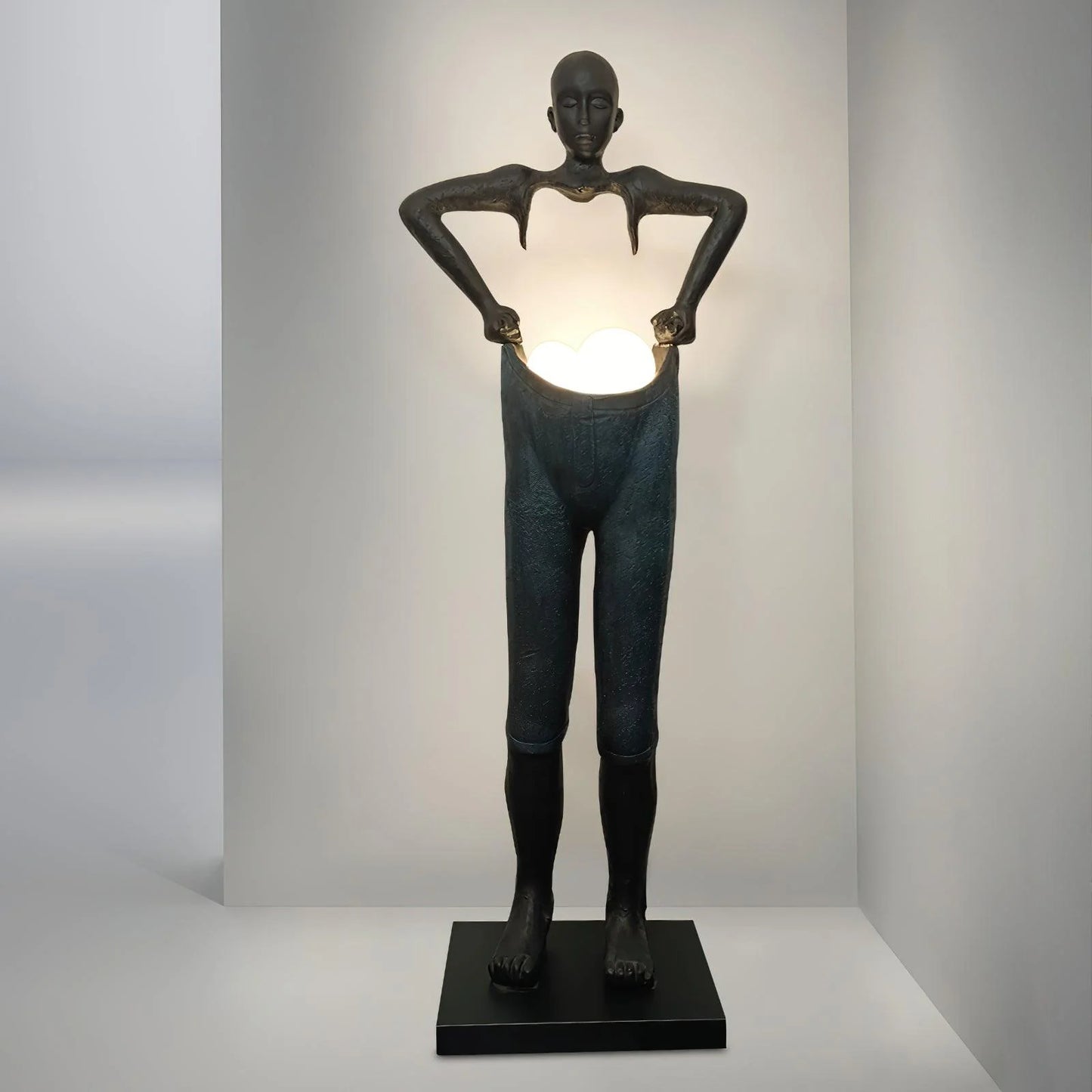 Lámpara de pie de estatua de hombre con pantalones