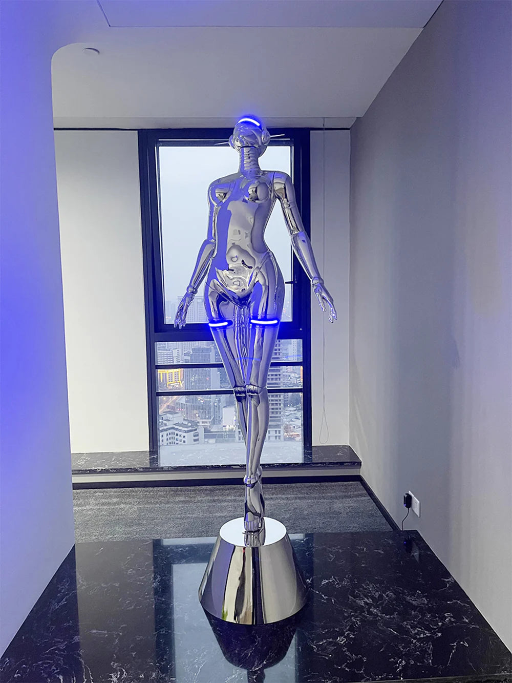 Lámpara de pie Escultura de Diosa Tecnológica Mecánica