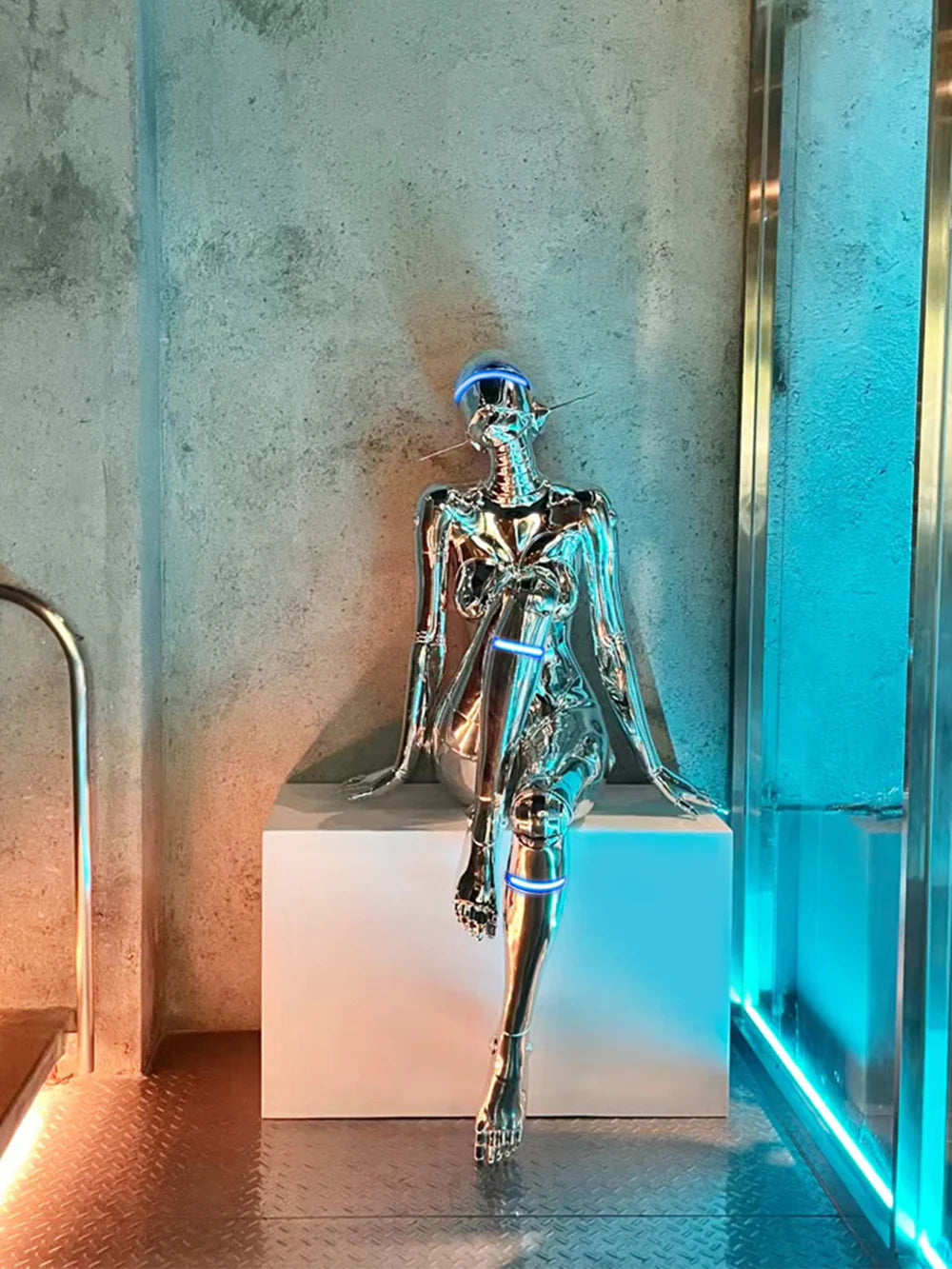 Lámpara de pie Escultura de Diosa Tecnológica Mecánica
