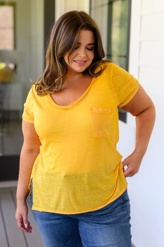 Camiseta de cuello de pico con efecto jaspeado y desteñido, color amarillo dorado
