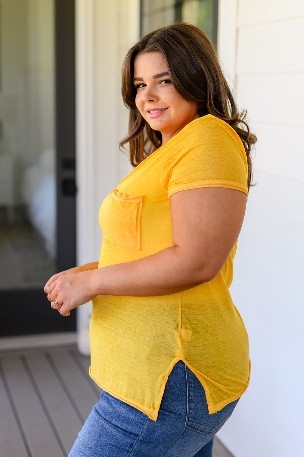 Camiseta de cuello de pico con efecto jaspeado y desteñido, color amarillo dorado