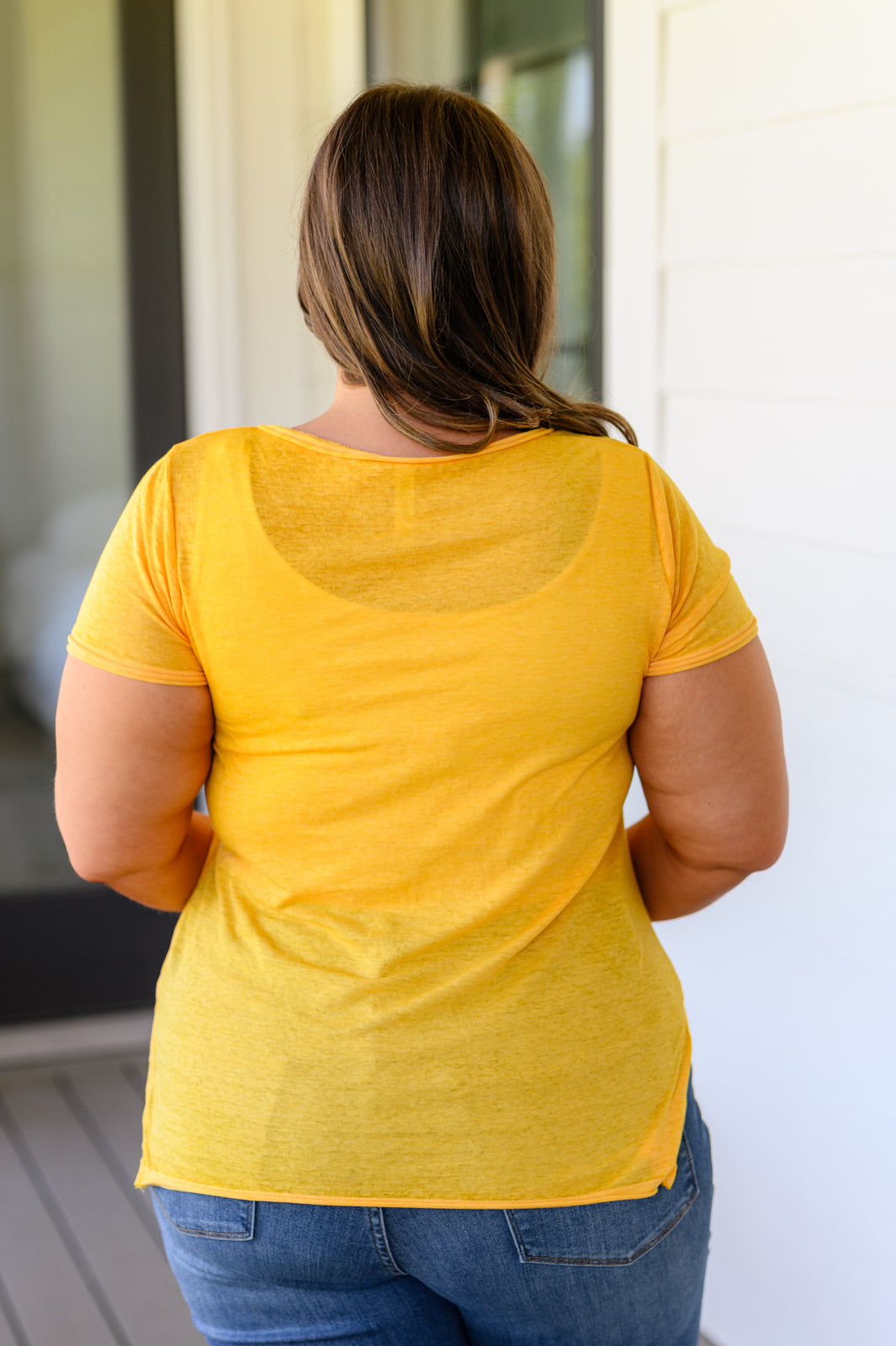 Camiseta de cuello de pico con efecto jaspeado y desteñido, color amarillo dorado