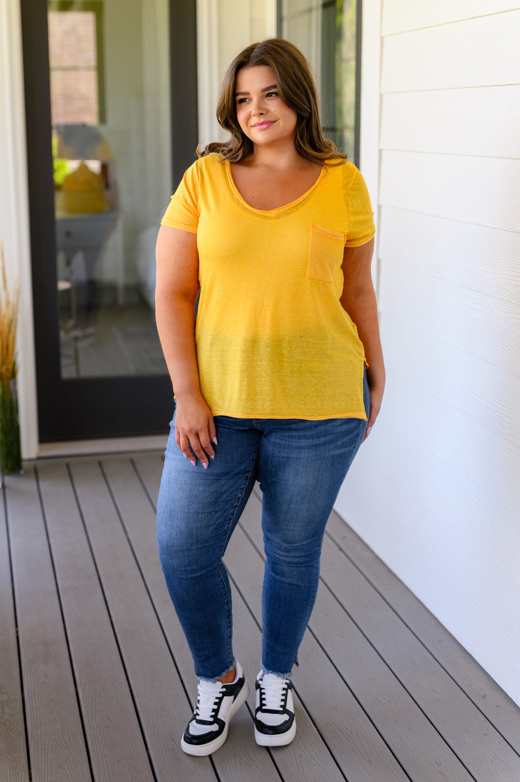 Camiseta de cuello de pico con efecto jaspeado y desteñido, color amarillo dorado