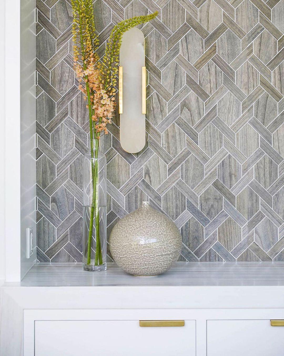 Alvora | Oblong Alabaster Wall Sconce with Brass Accents | Warm Diffused Glow for Foyers