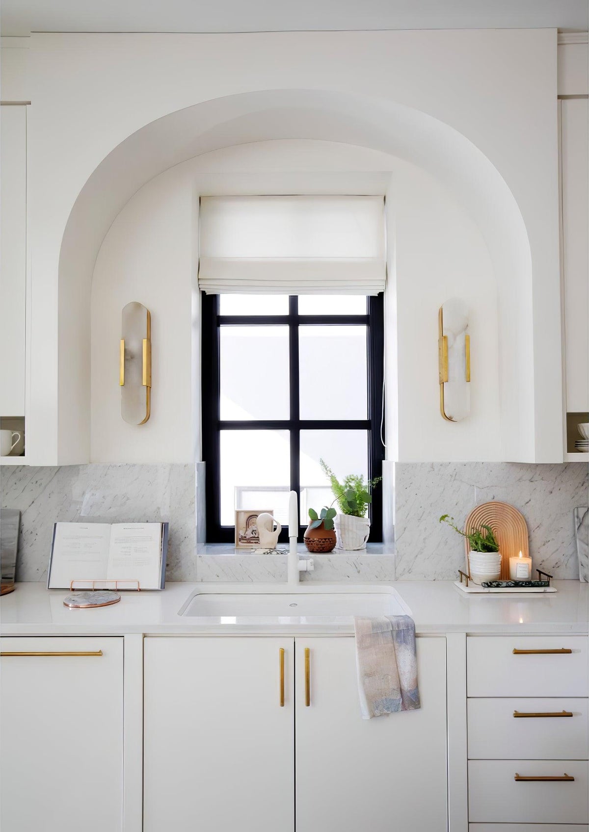 Alvora | Oblong Alabaster Wall Sconce with Brass Accents | Warm Diffused Glow for Foyers