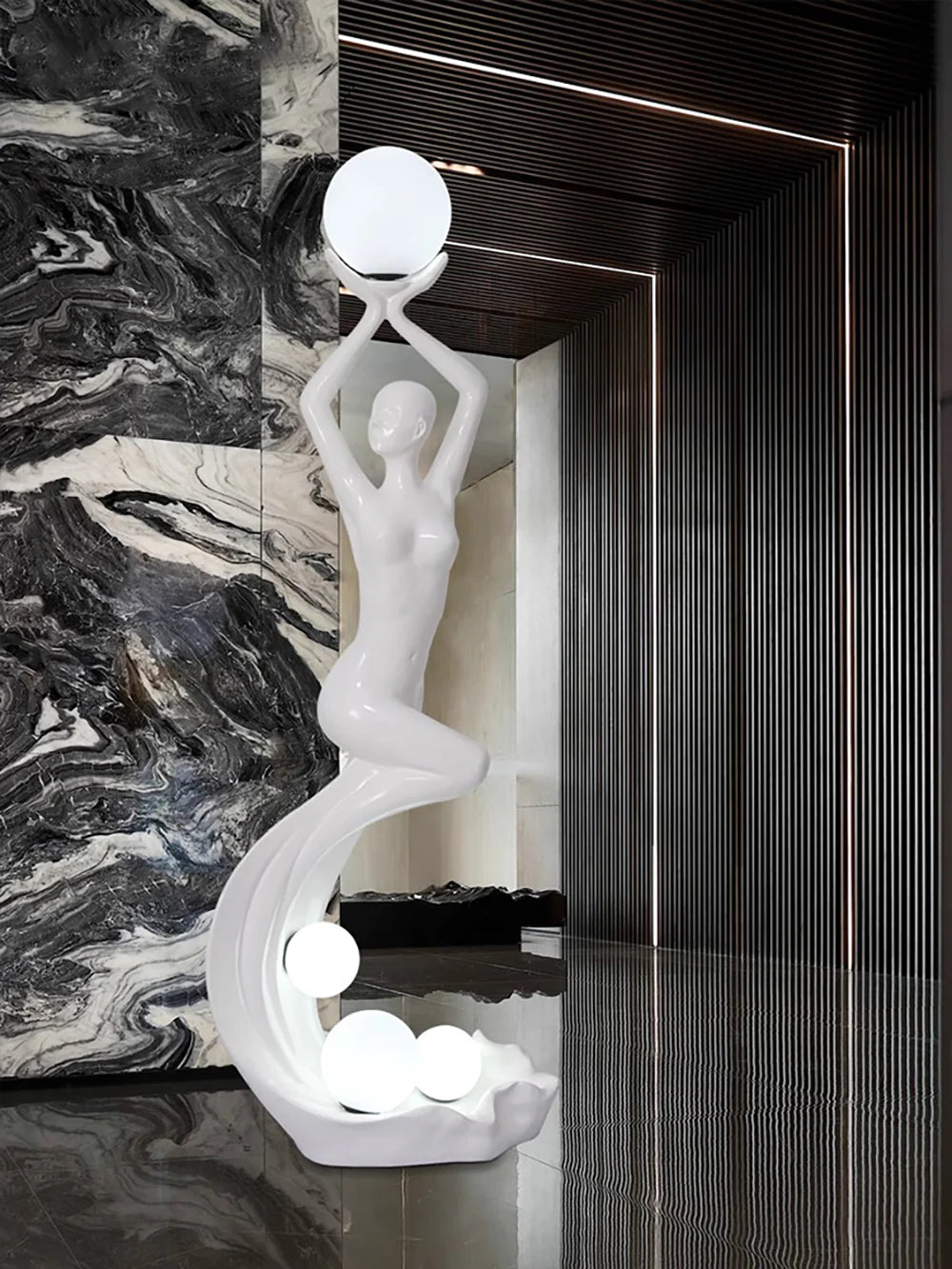 Lámpara de pie con escultura de sirena