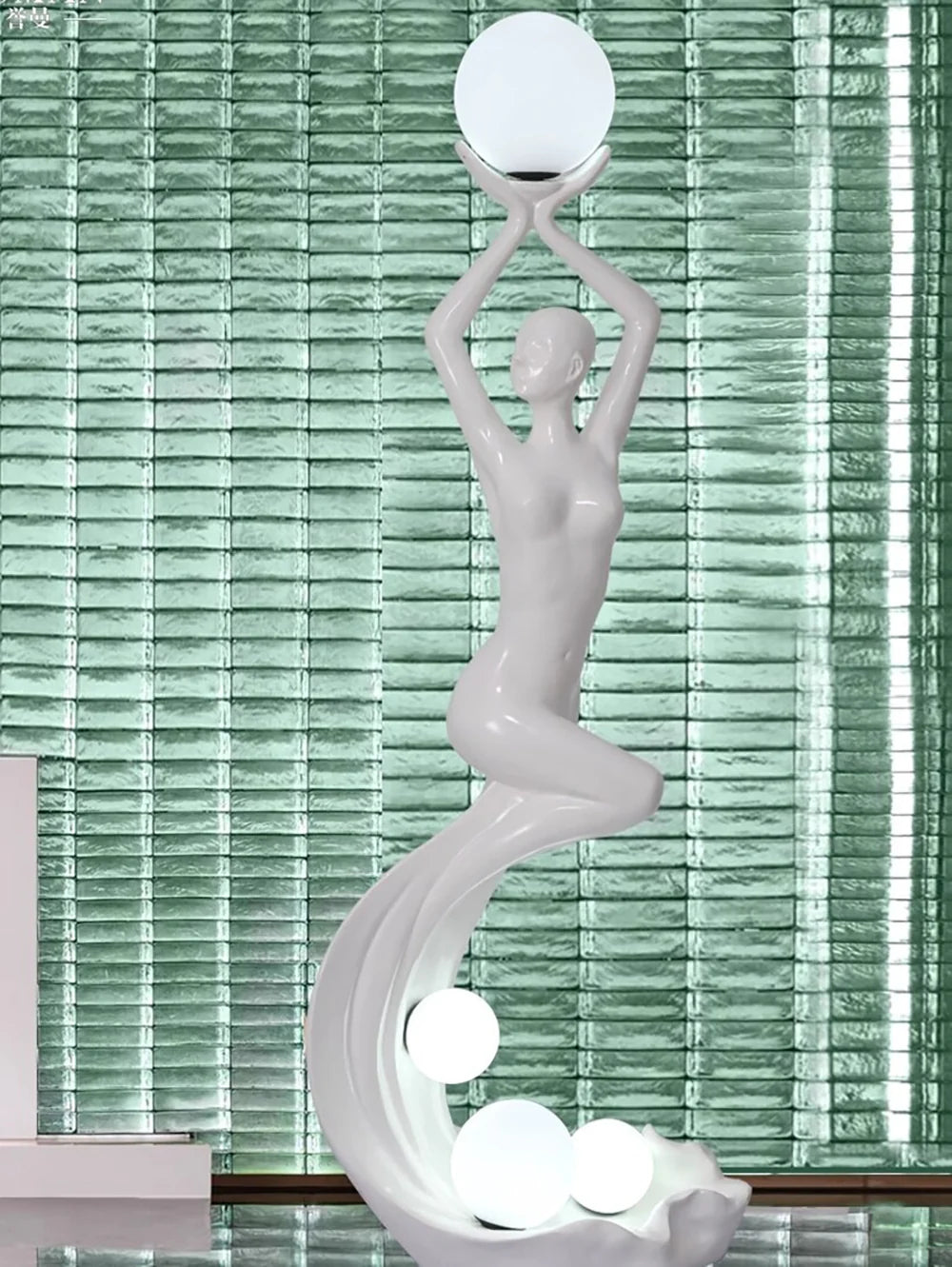 Lámpara de pie con escultura de sirena