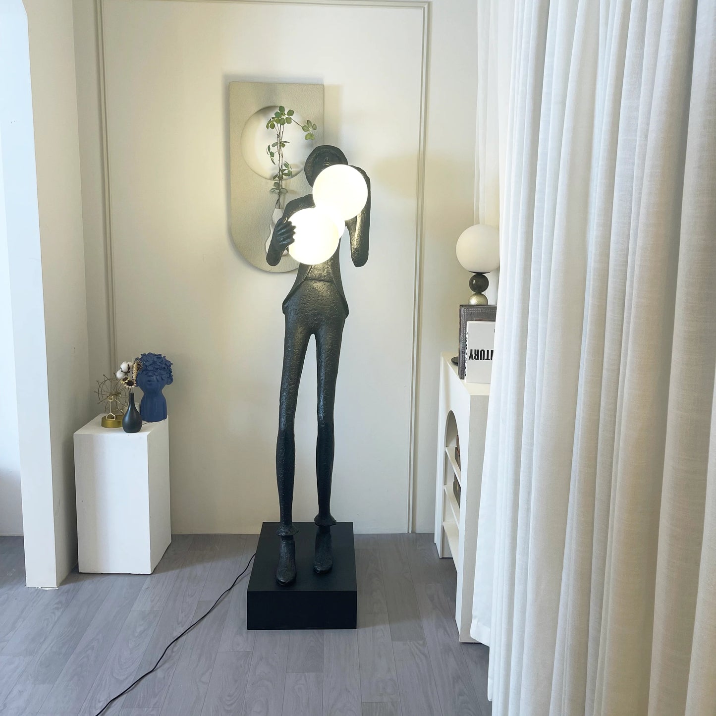 Lámpara de pie con escultura del personaje Michael