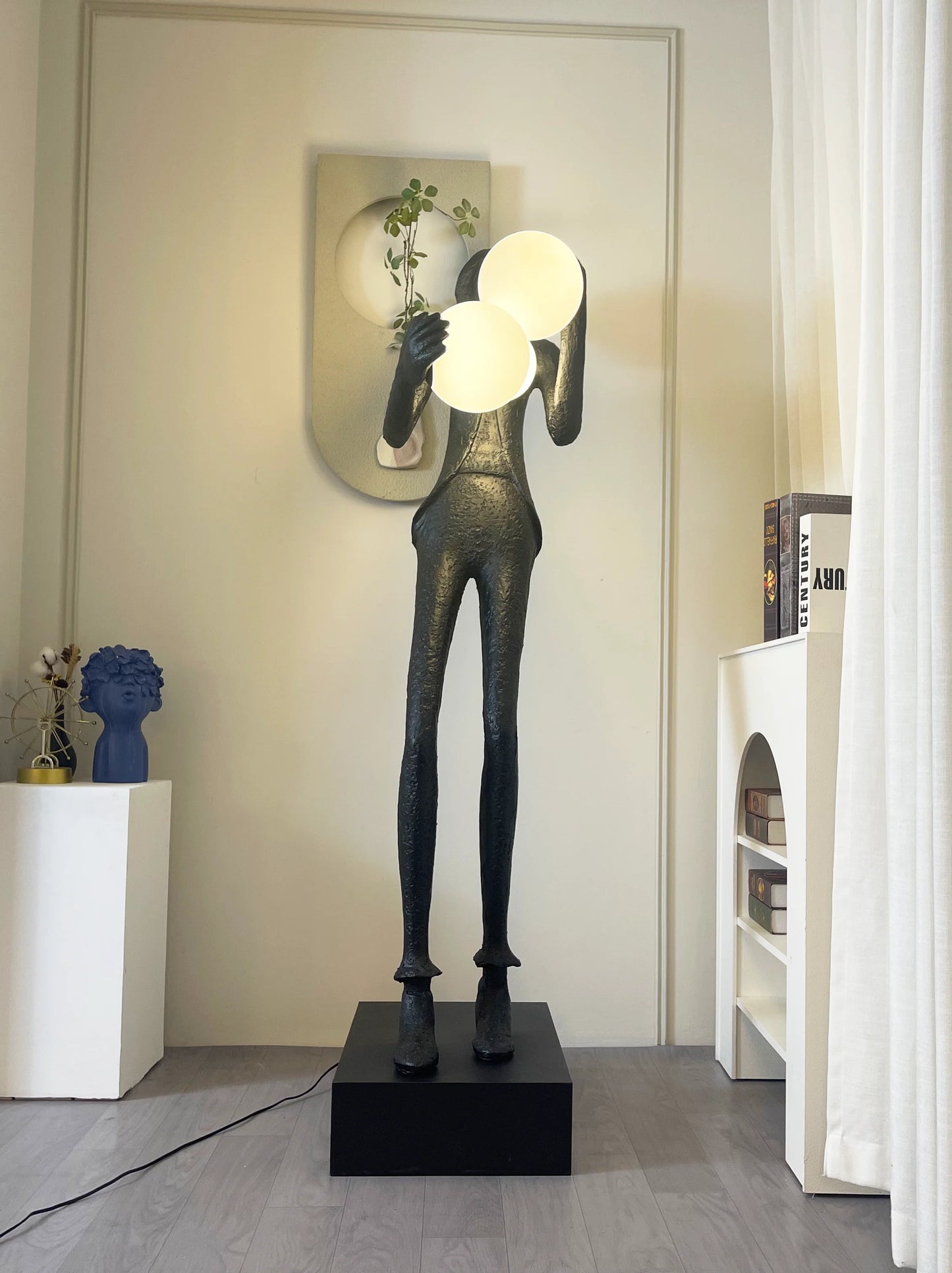 Lámpara de pie con escultura del personaje Michael
