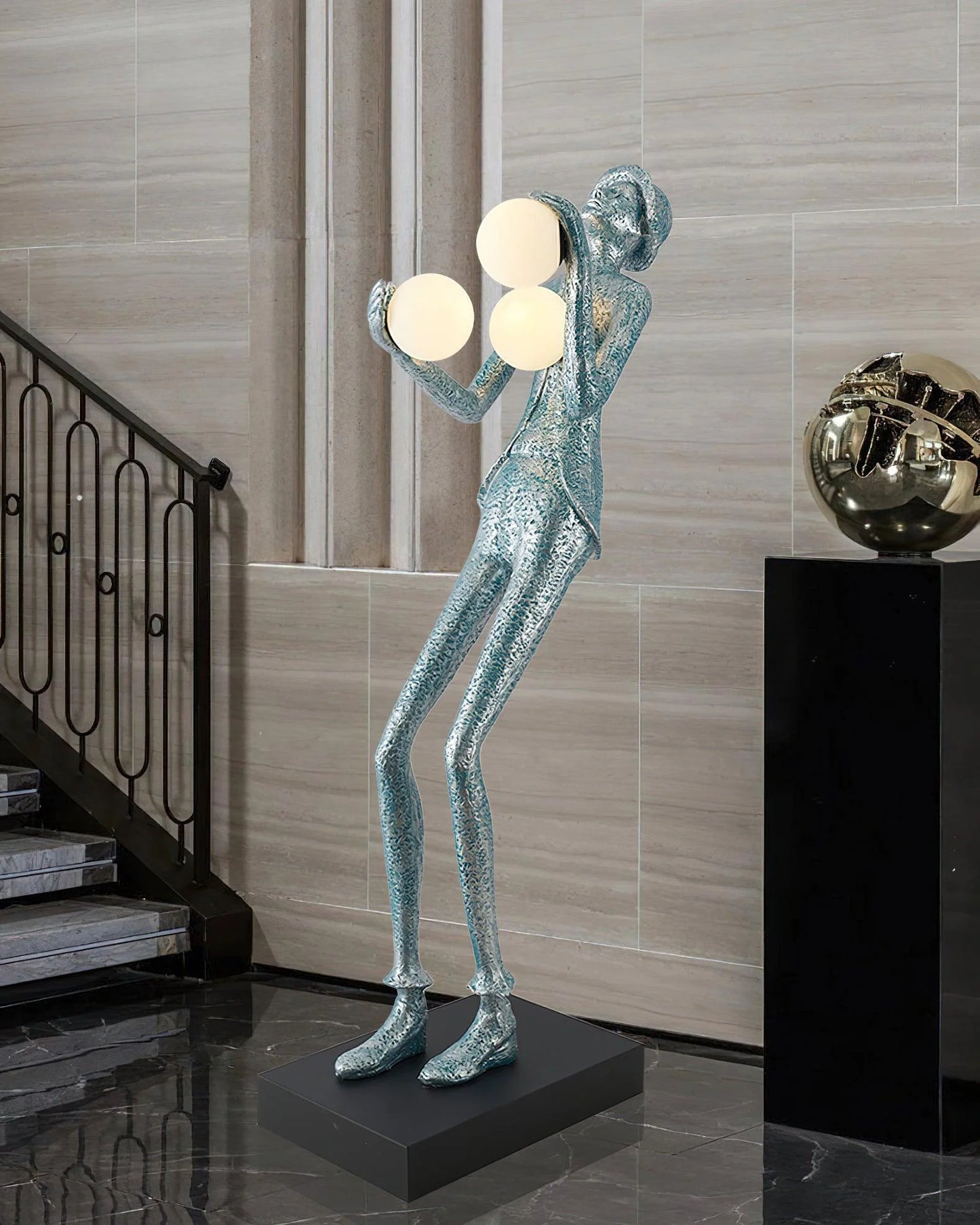 Lámpara de pie con escultura del personaje Michael