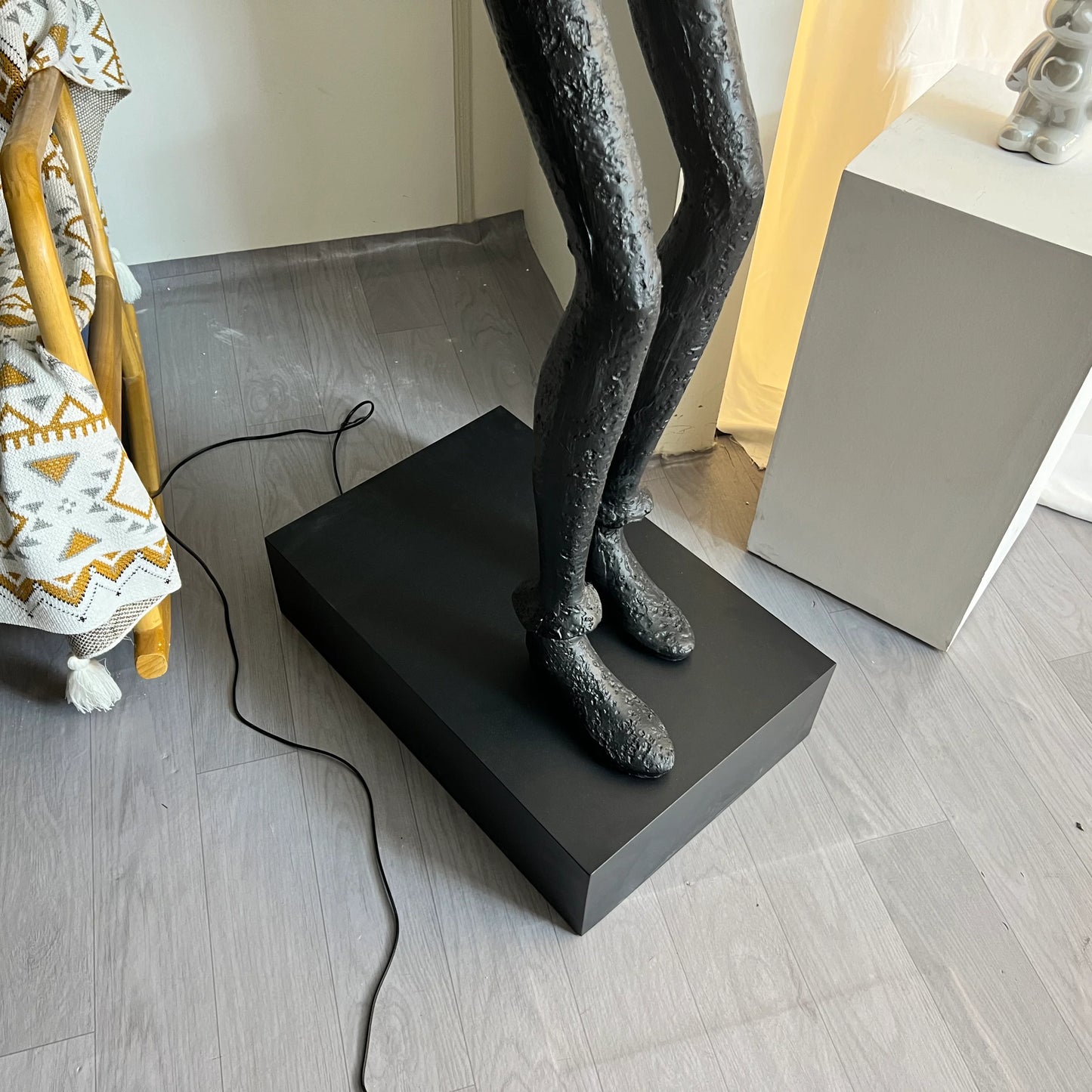 Lámpara de pie con escultura del personaje Michael