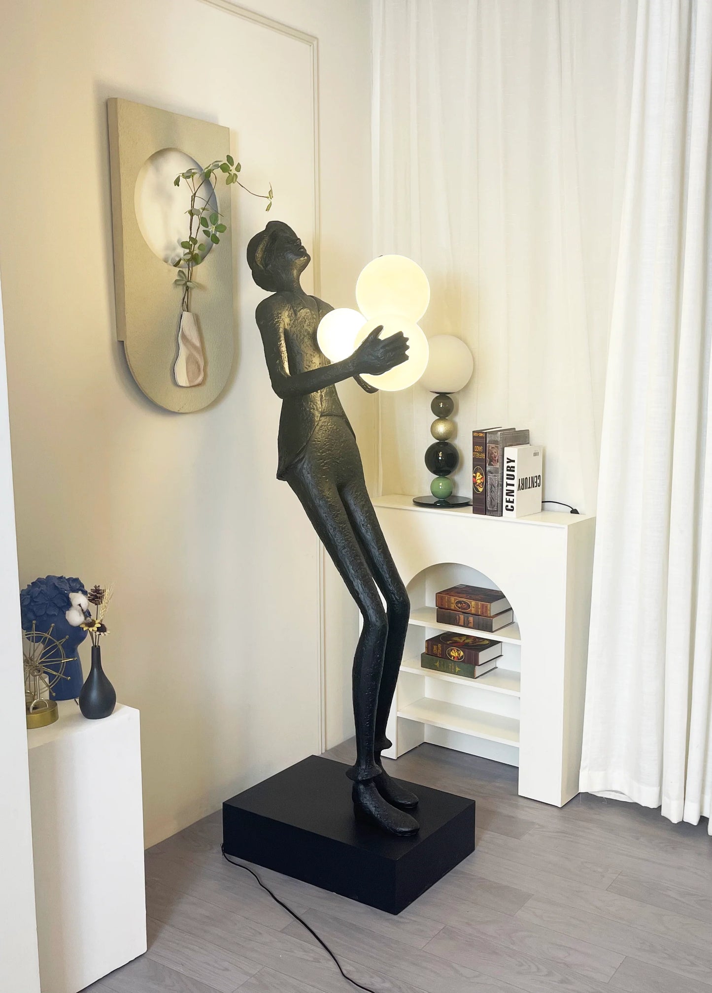 Lámpara de pie con escultura del personaje Michael