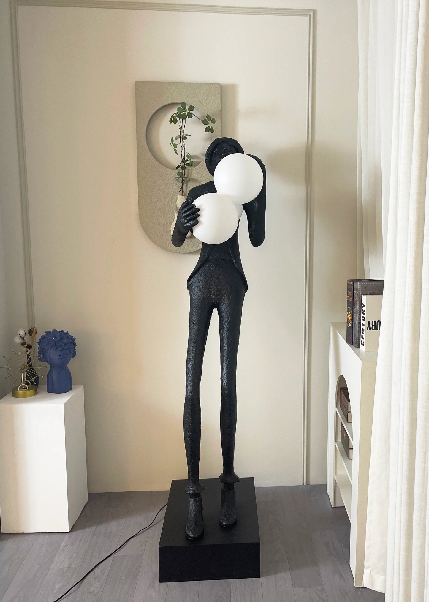 Lámpara de pie con escultura del personaje Michael