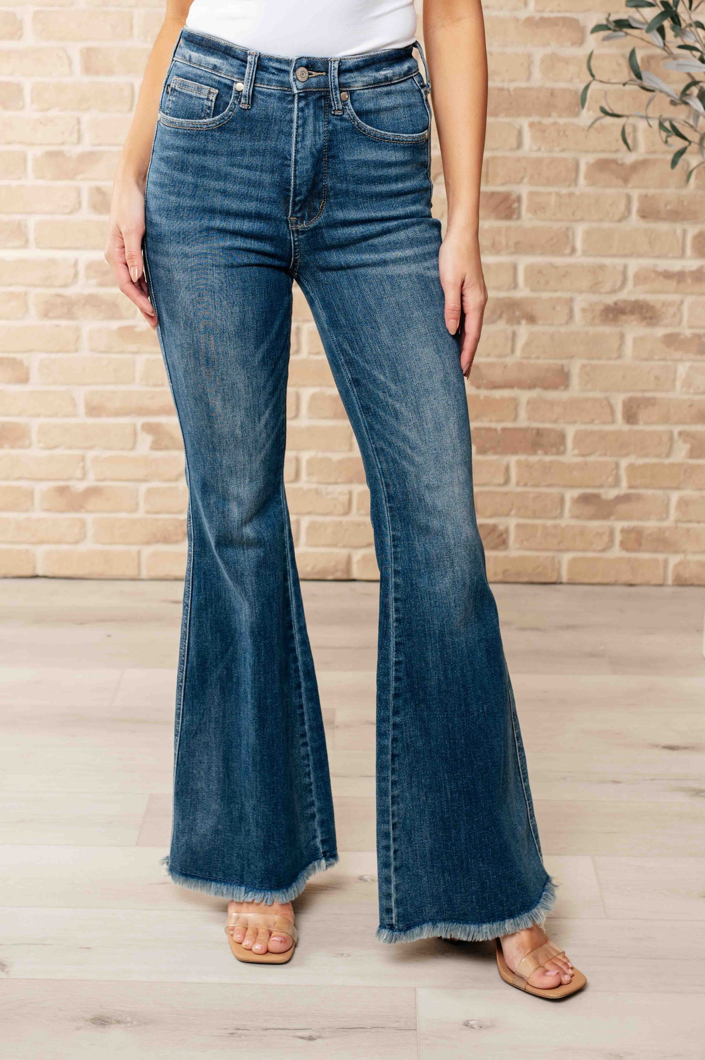 Miley Jeans Flare de Cintura Alta con Control de Abdomen y Bajo Deshilachado