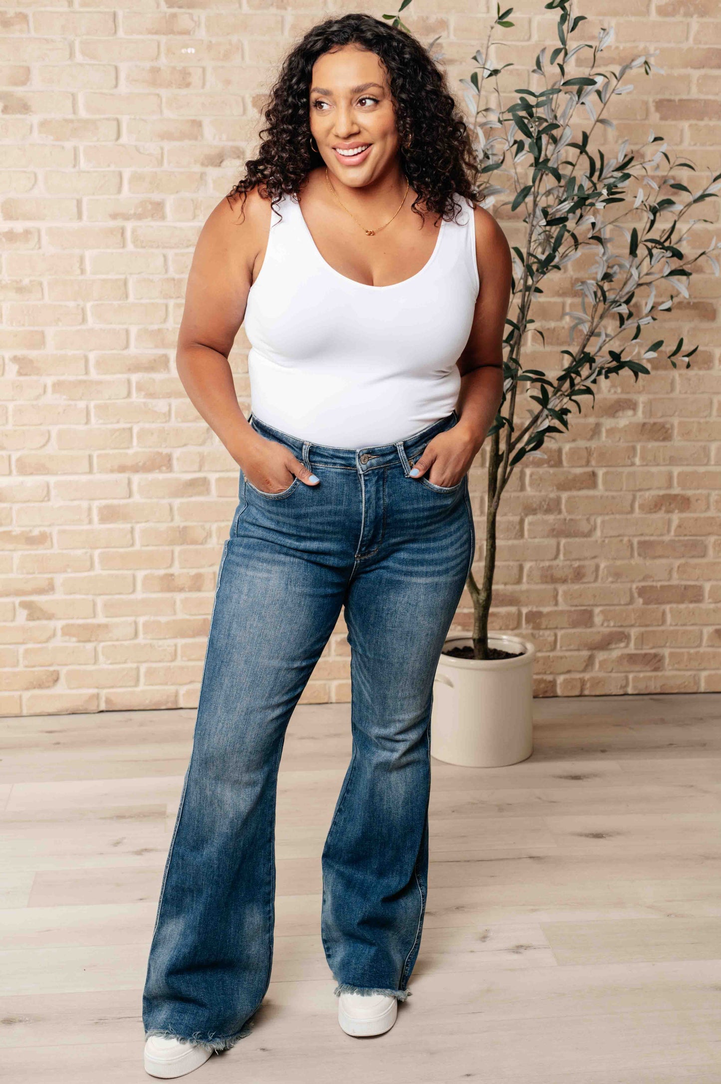 Miley Jeans Flare de Cintura Alta con Control de Abdomen y Bajo Deshilachado