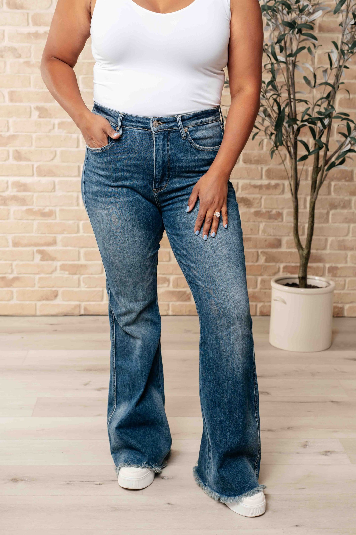 Miley Jeans Flare de Cintura Alta con Control de Abdomen y Bajo Deshilachado