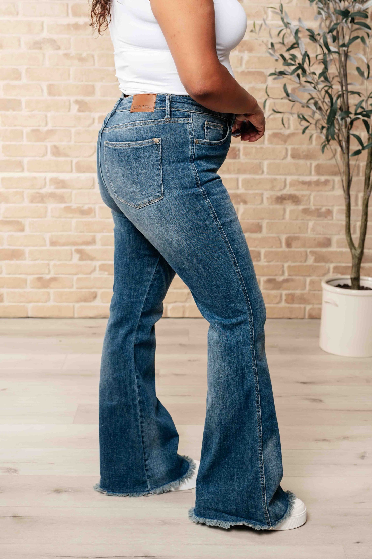 Miley Jeans Flare de Cintura Alta con Control de Abdomen y Bajo Deshilachado