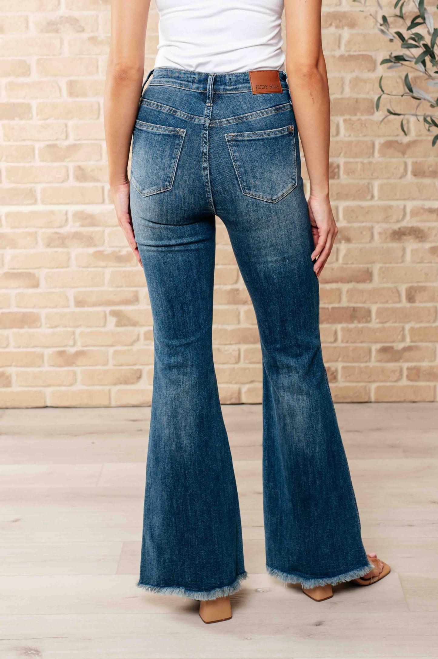 Miley Jeans Flare de Cintura Alta con Control de Abdomen y Bajo Deshilachado