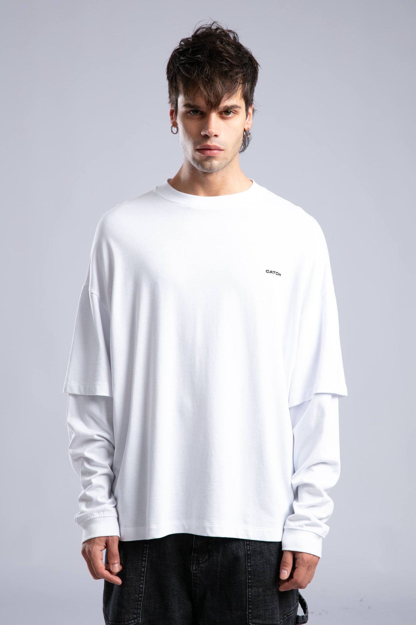 Camiseta Oversize de Manga Larga en Capas Minimalista – Blanca y Negra