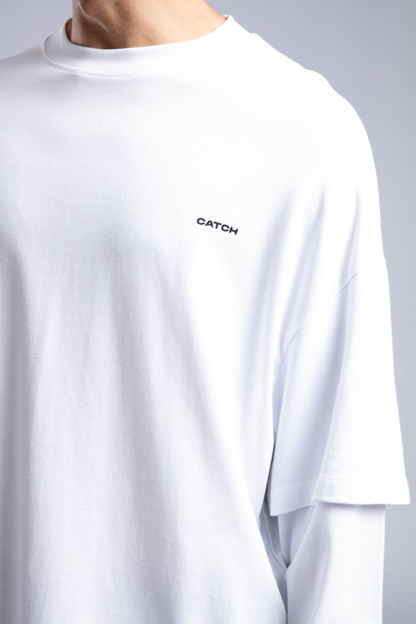 Camiseta Oversize de Manga Larga en Capas Minimalista – Blanca y Negra