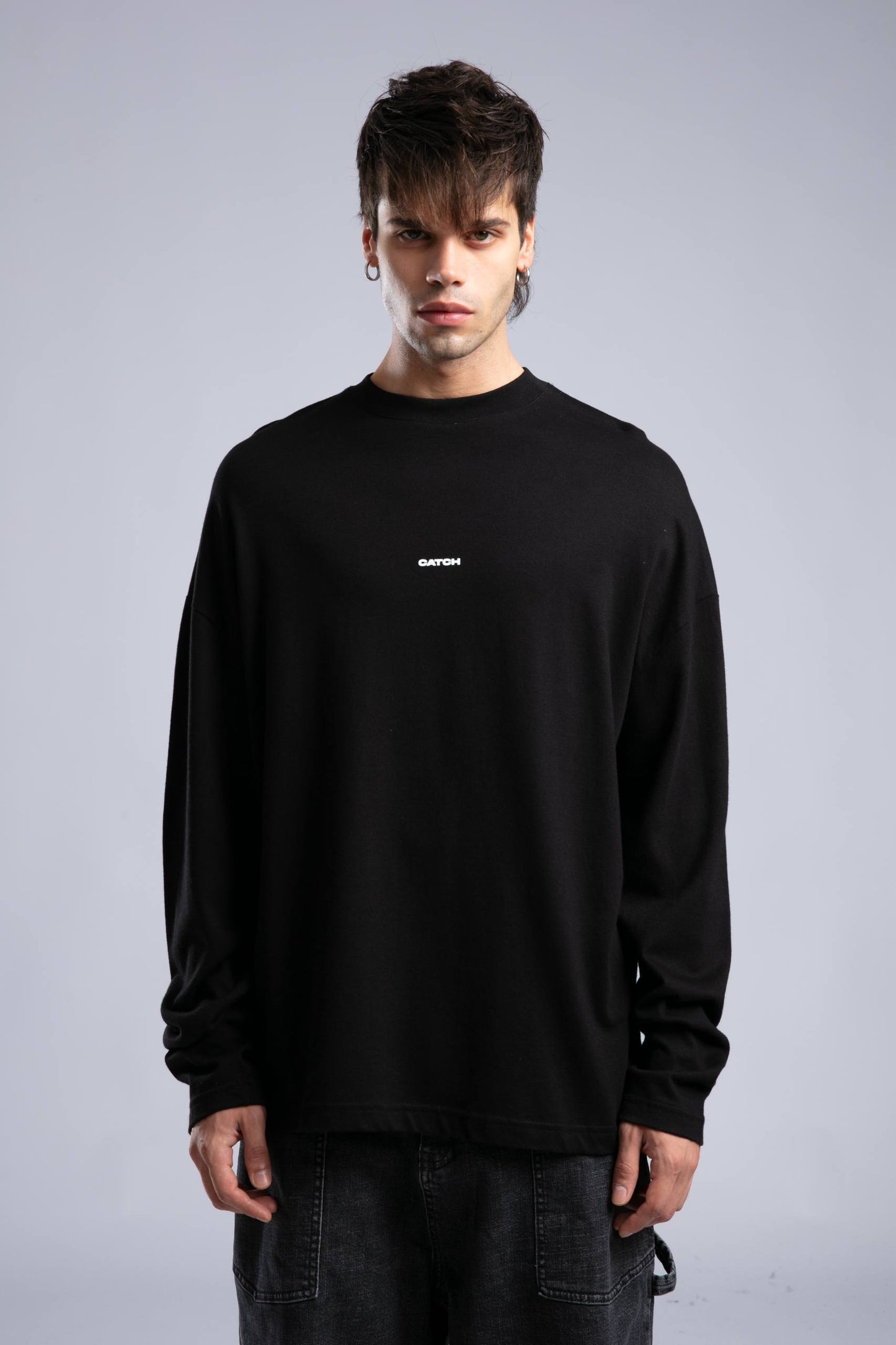 Camiseta Oversize de Manga Larga en Capas Minimalista – Blanca y Negra