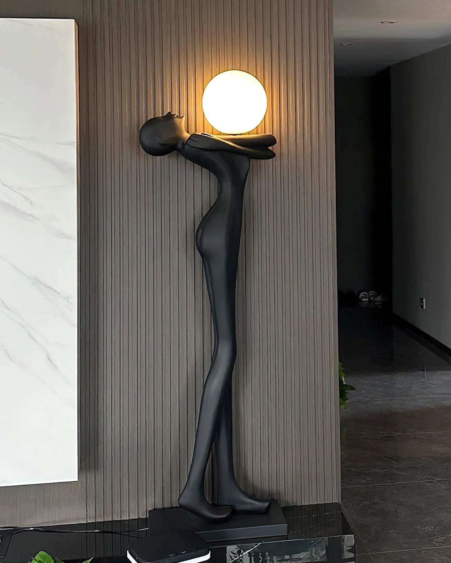 Lámpara de pie con figura de escultura Moca