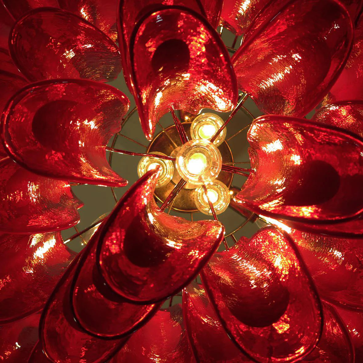 Candelabro vintage de cristal rojo de Murano con pétalos