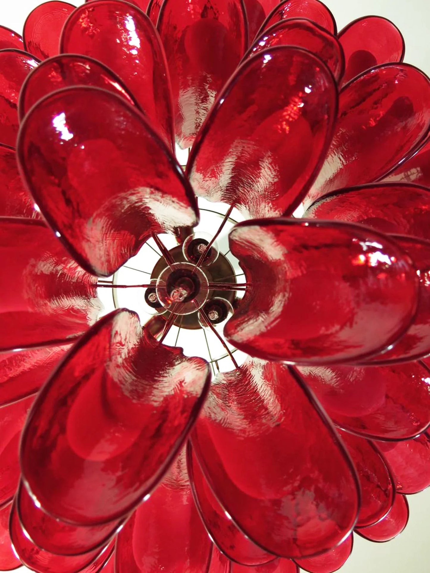 Candelabro vintage de cristal rojo de Murano con pétalos