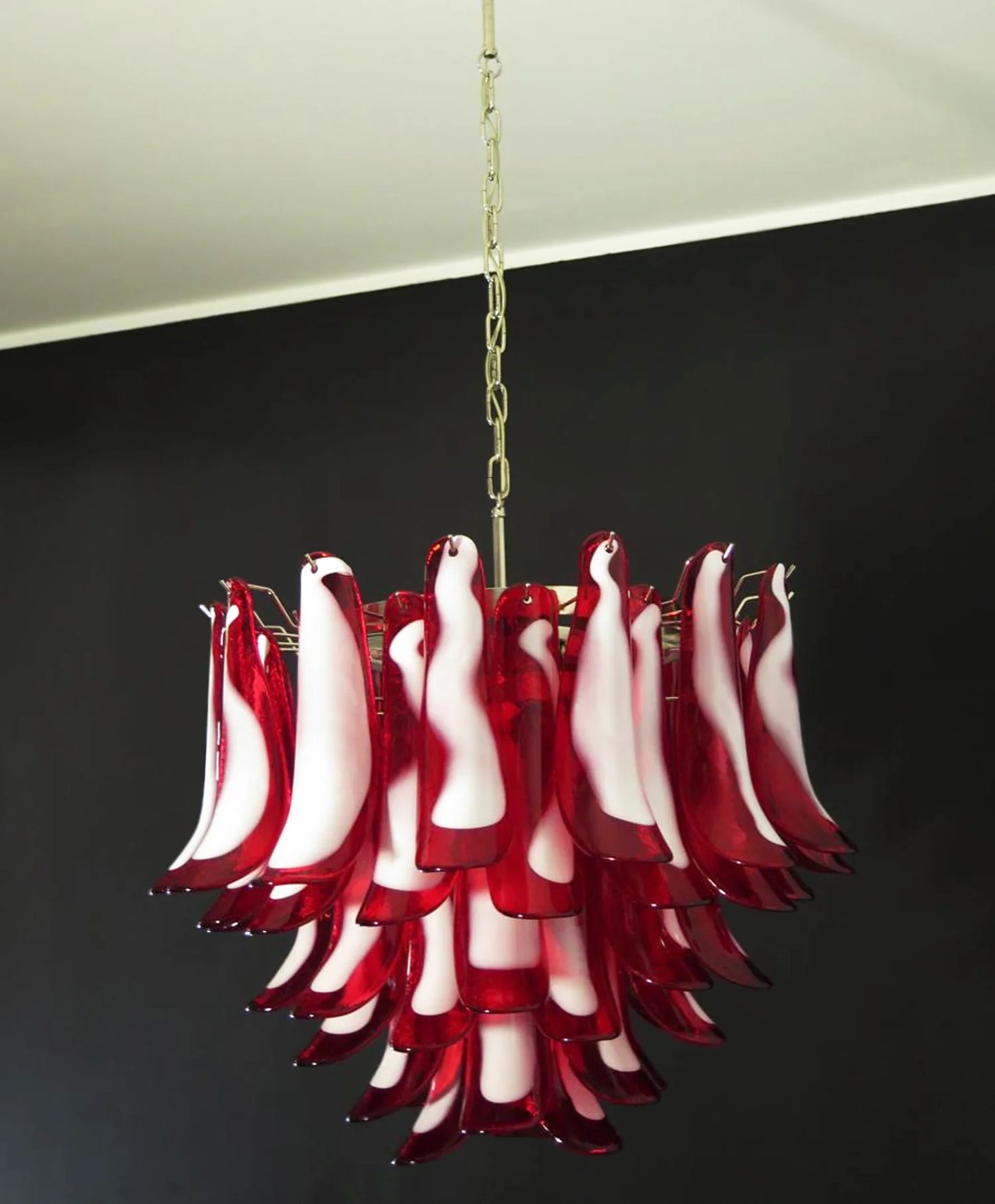 Candelabro vintage de cristal rojo de Murano con pétalos