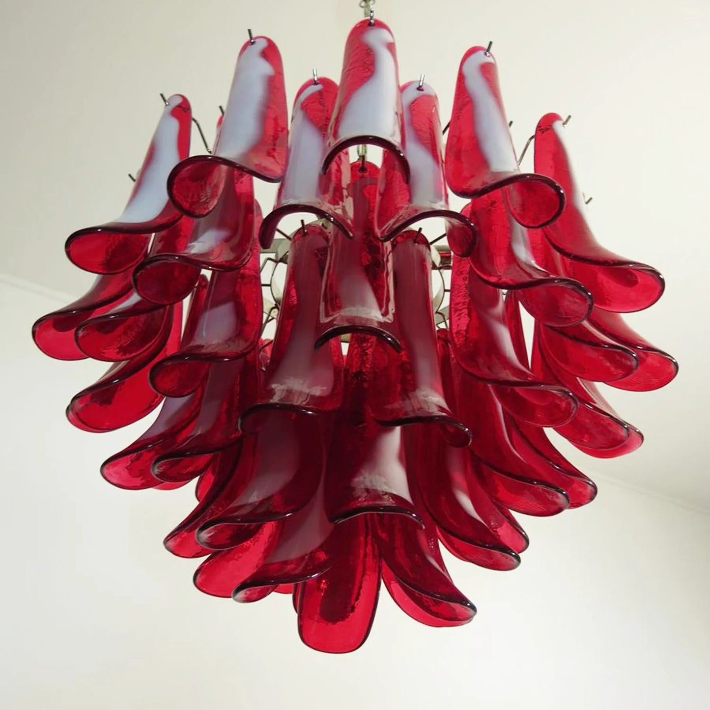 Candelabro vintage de cristal rojo de Murano con pétalos