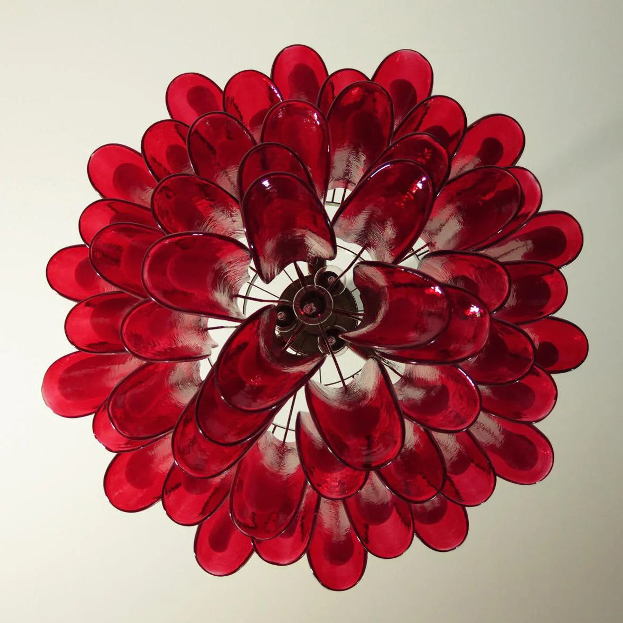Candelabro vintage de cristal rojo de Murano con pétalos