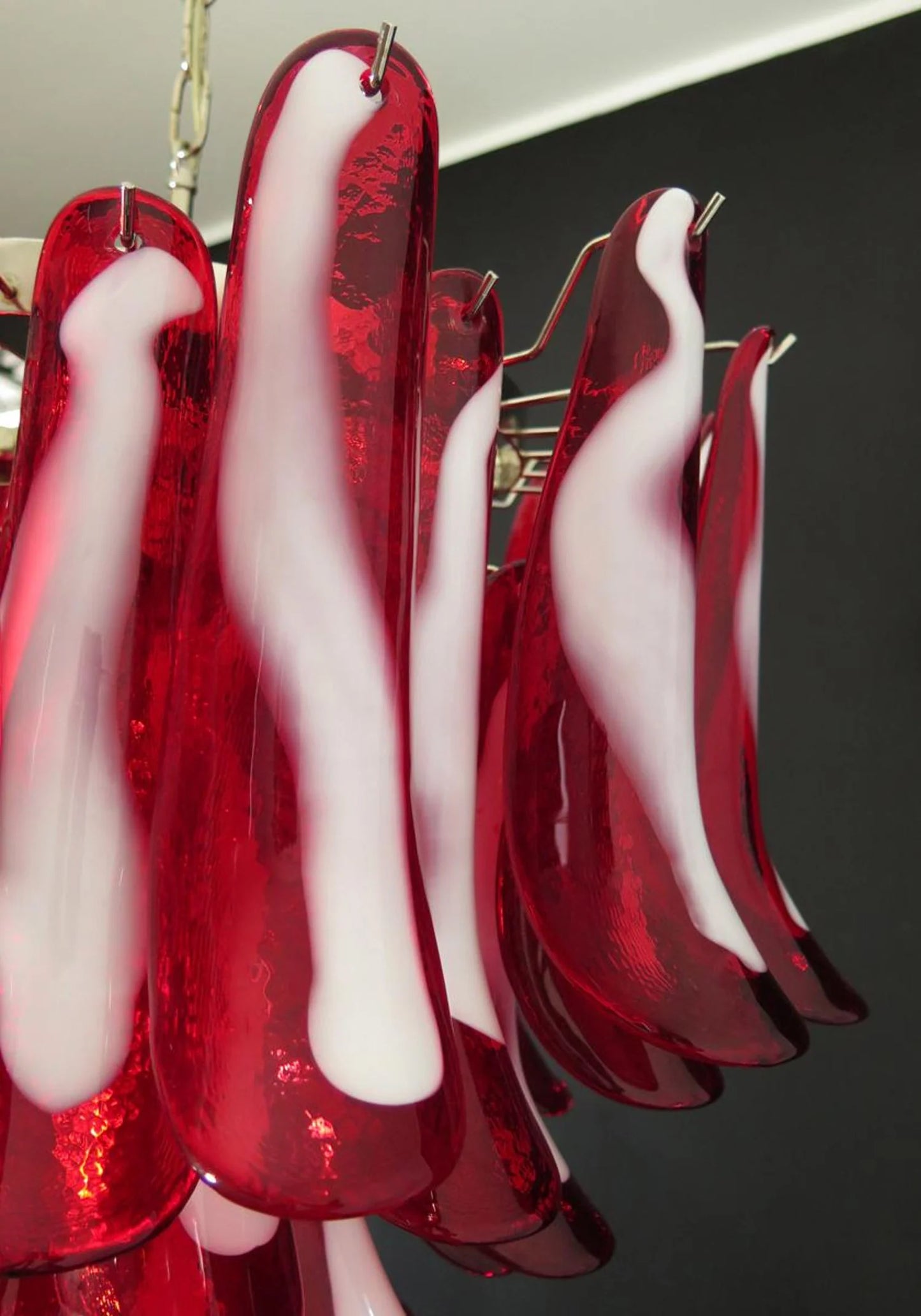 Candelabro vintage de cristal rojo de Murano con pétalos